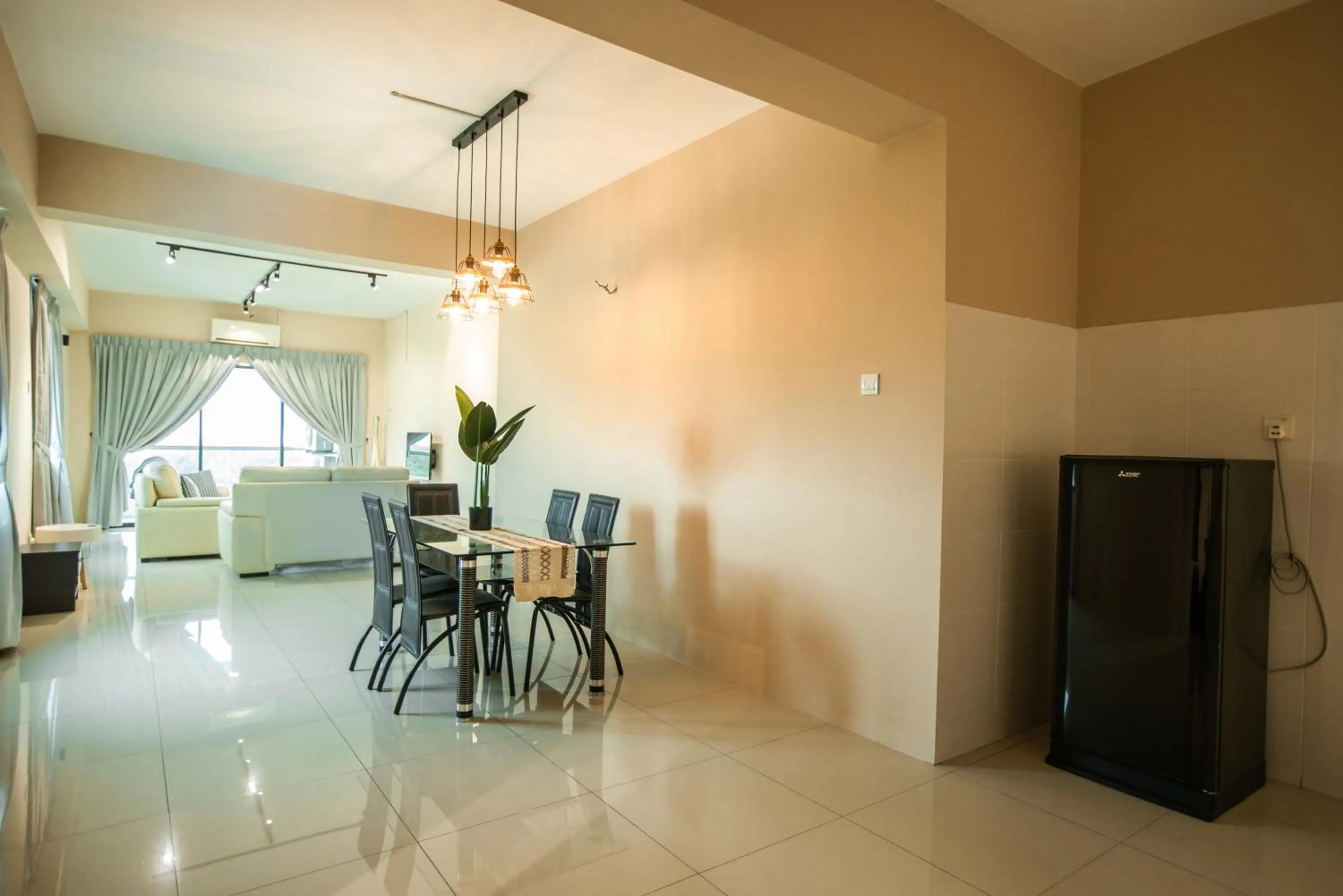 TV and multimedia in Cosy City-View Suite in Town