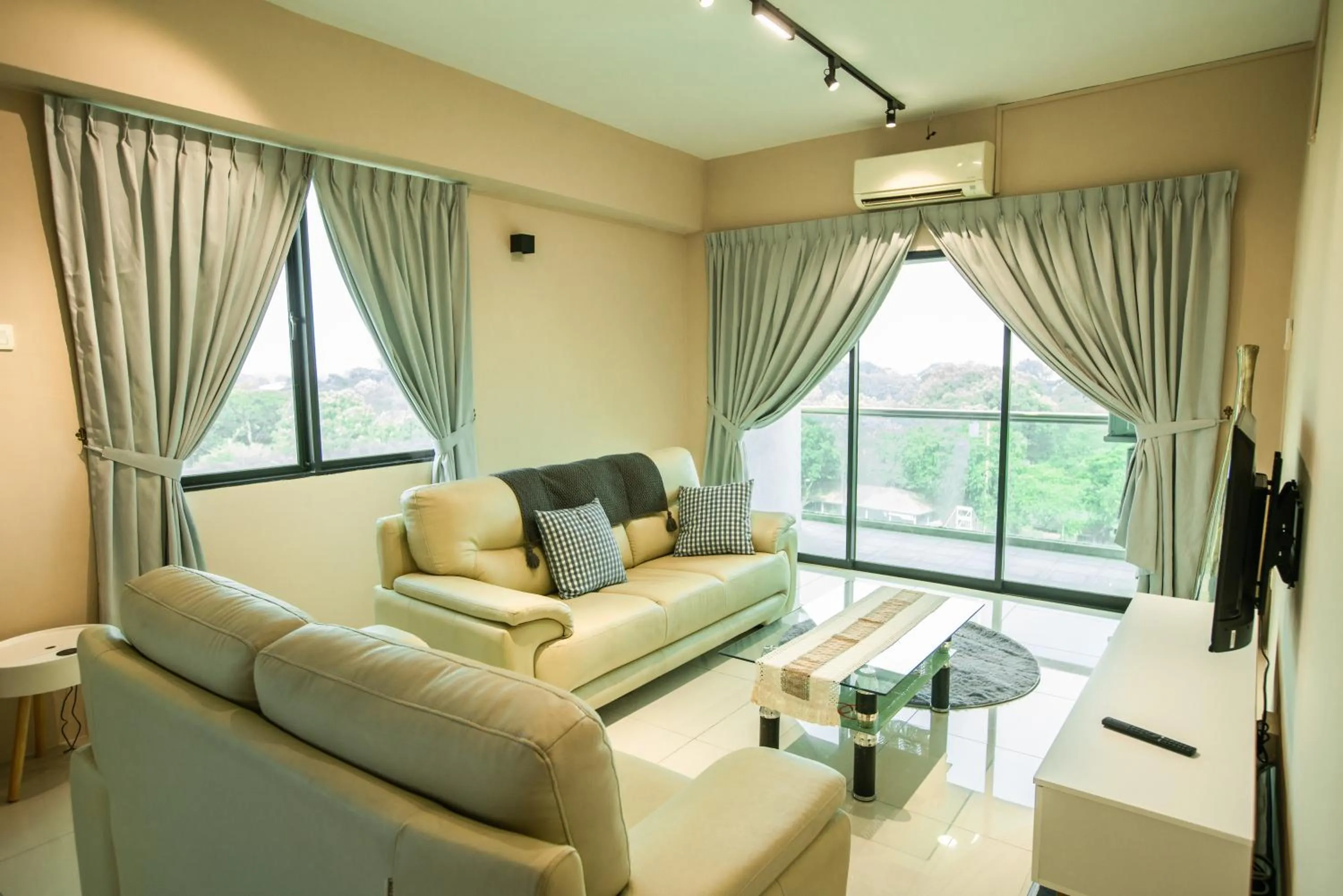 TV and multimedia in Cosy City-View Suite in Town