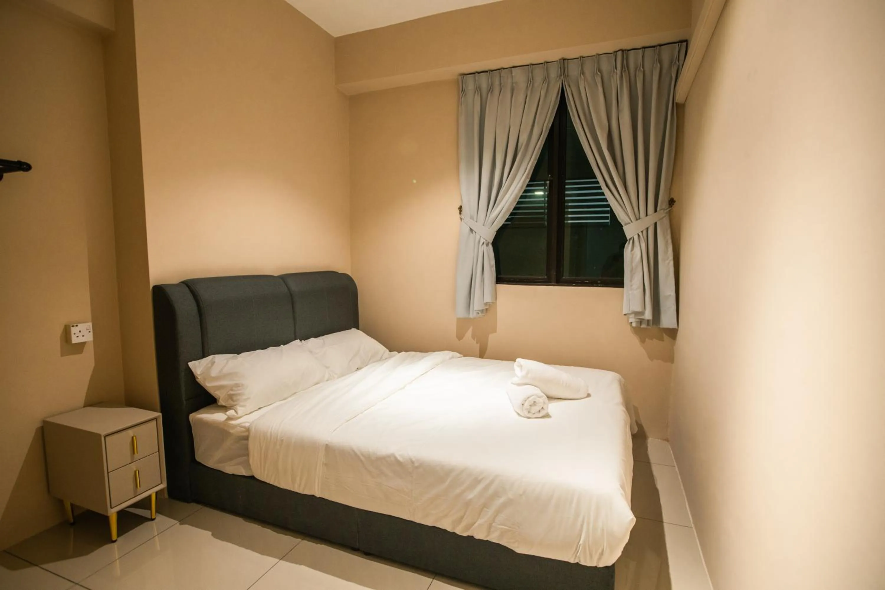 Bed in Cosy City-View Suite in Town