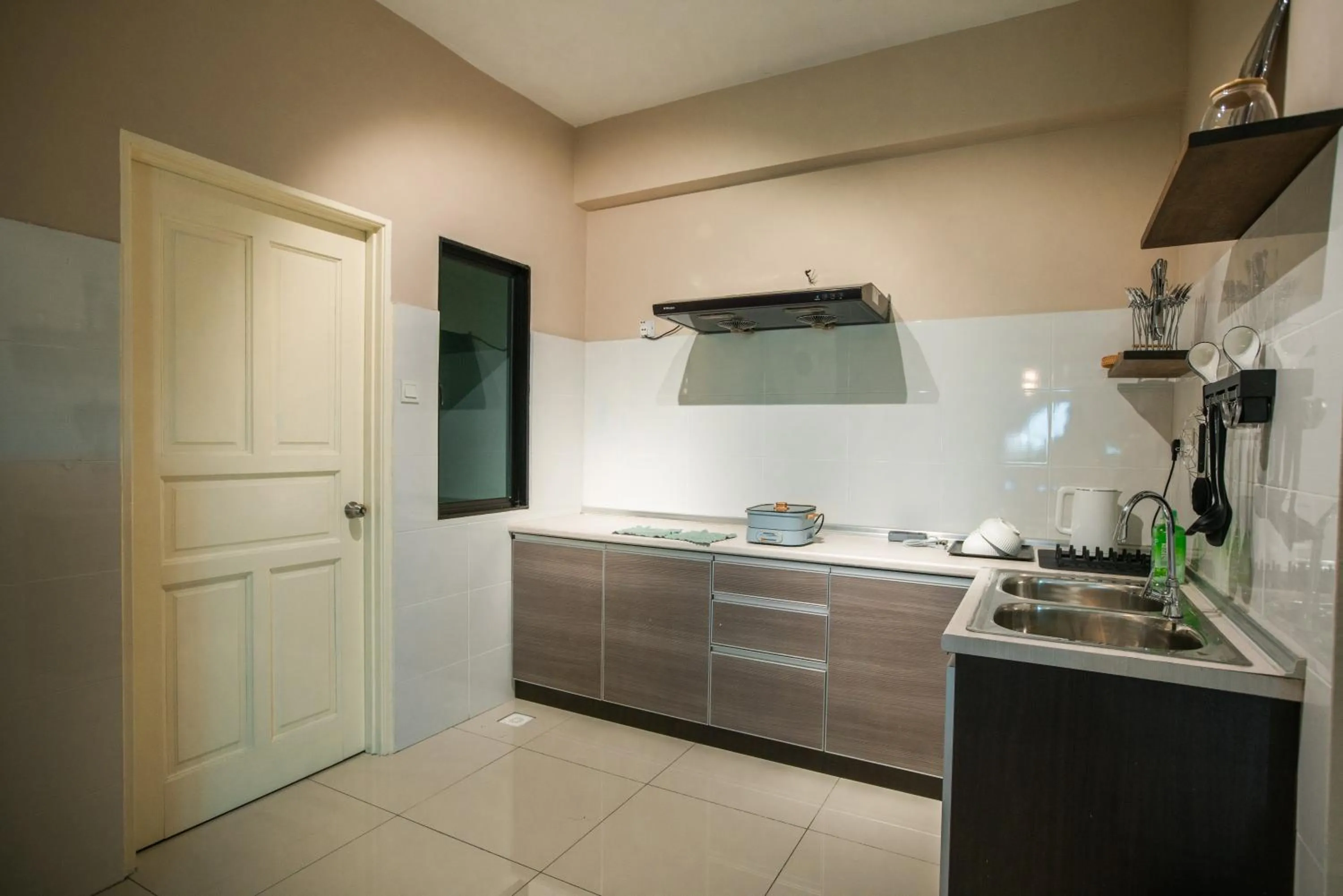 Kitchen or kitchenette in Cosy City-View Suite in Town