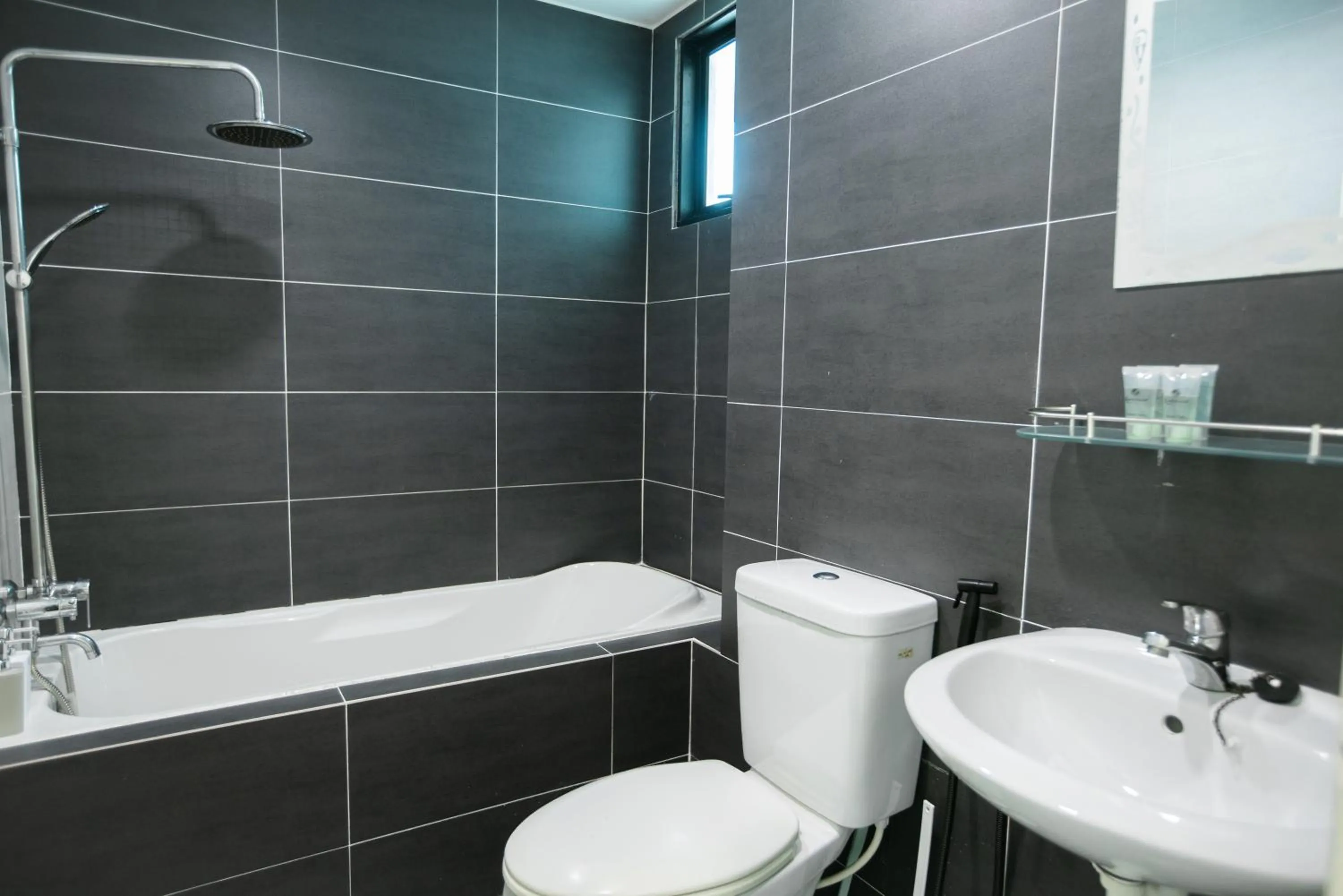 Toilet in Cosy City-View Suite in Town