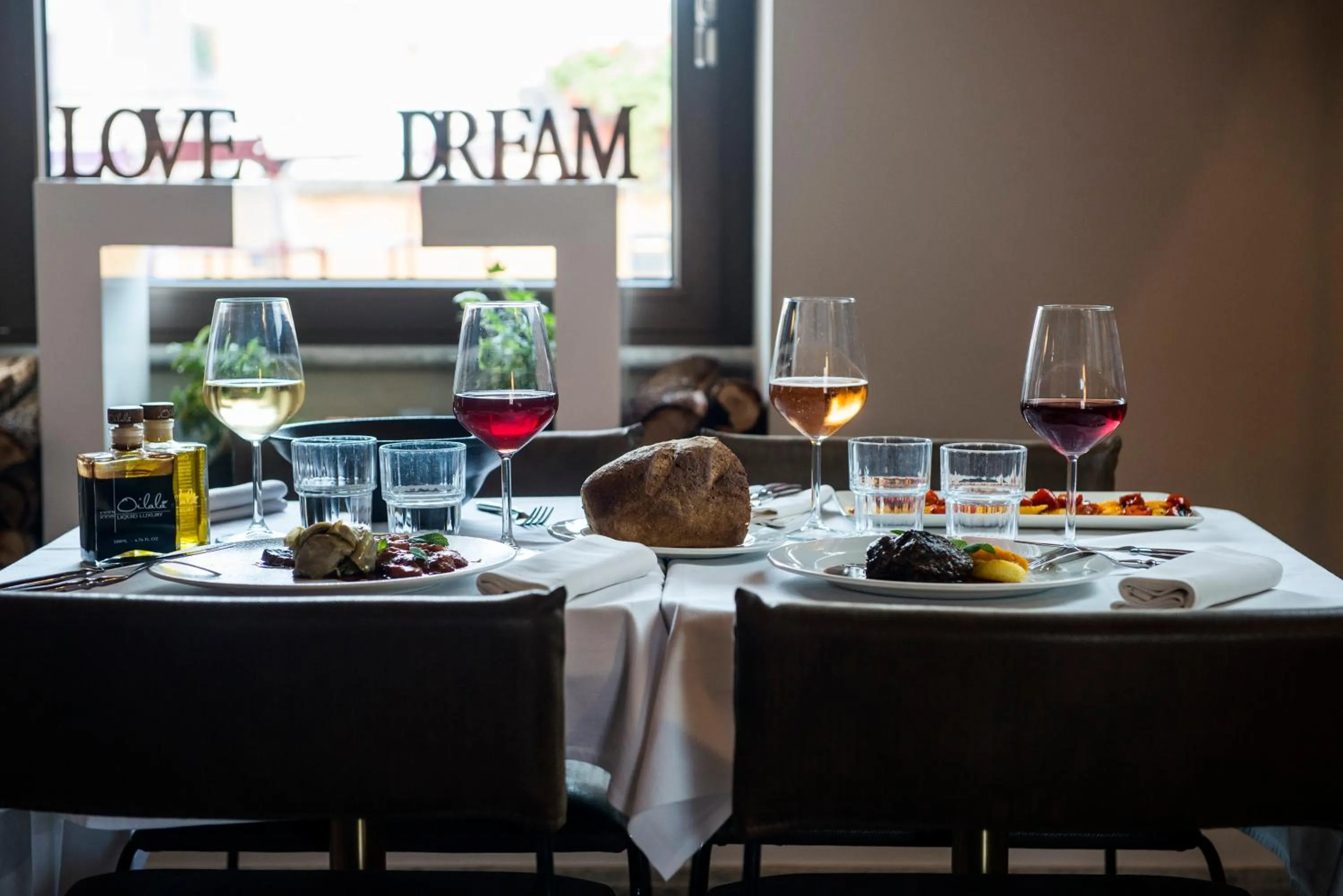 Restaurant/places to eat in Passpartout Boutique Palace