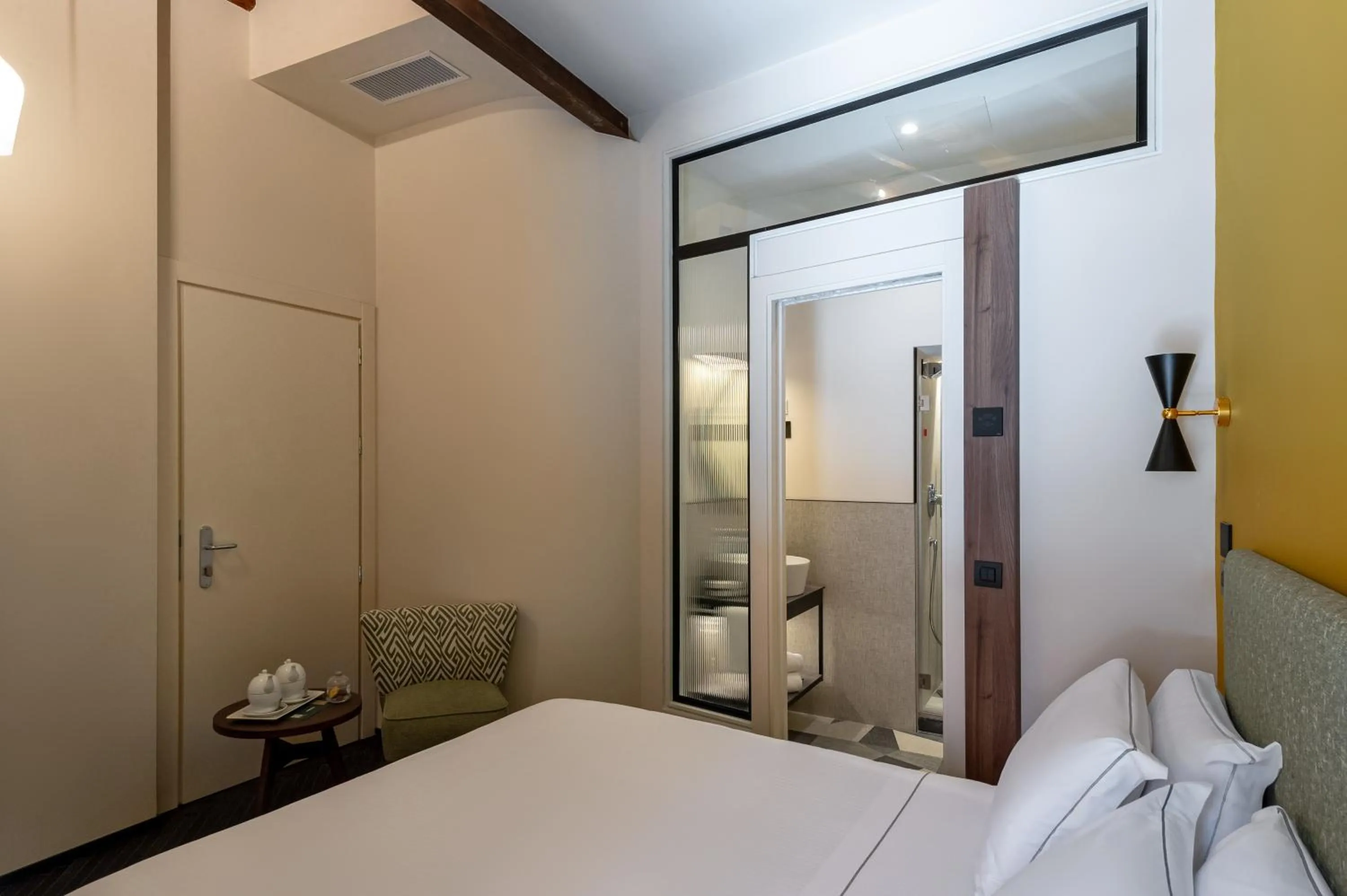 Shower, Bed in Passpartout Boutique Palace