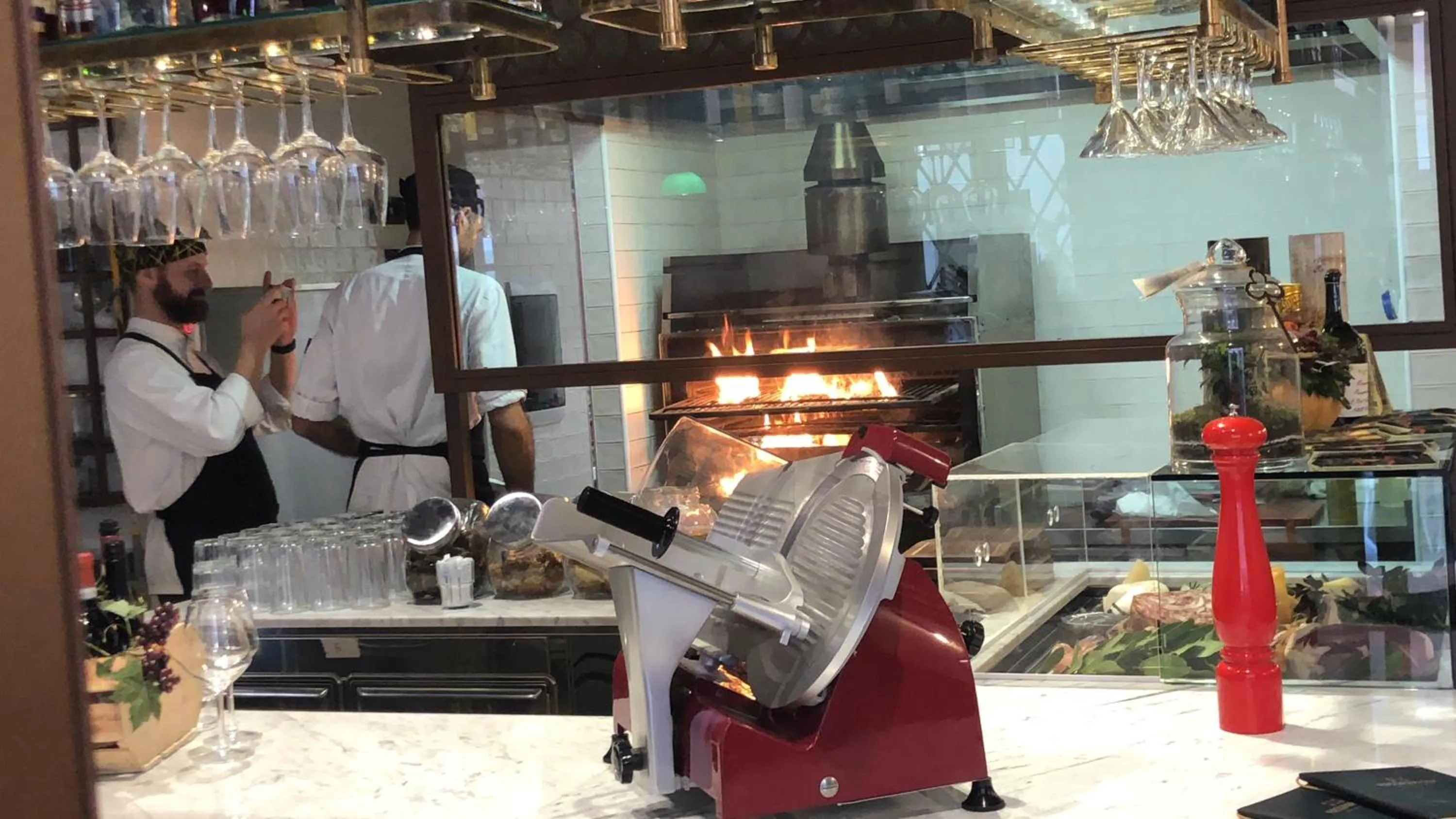 Restaurant/places to eat in Passpartout Boutique Palace