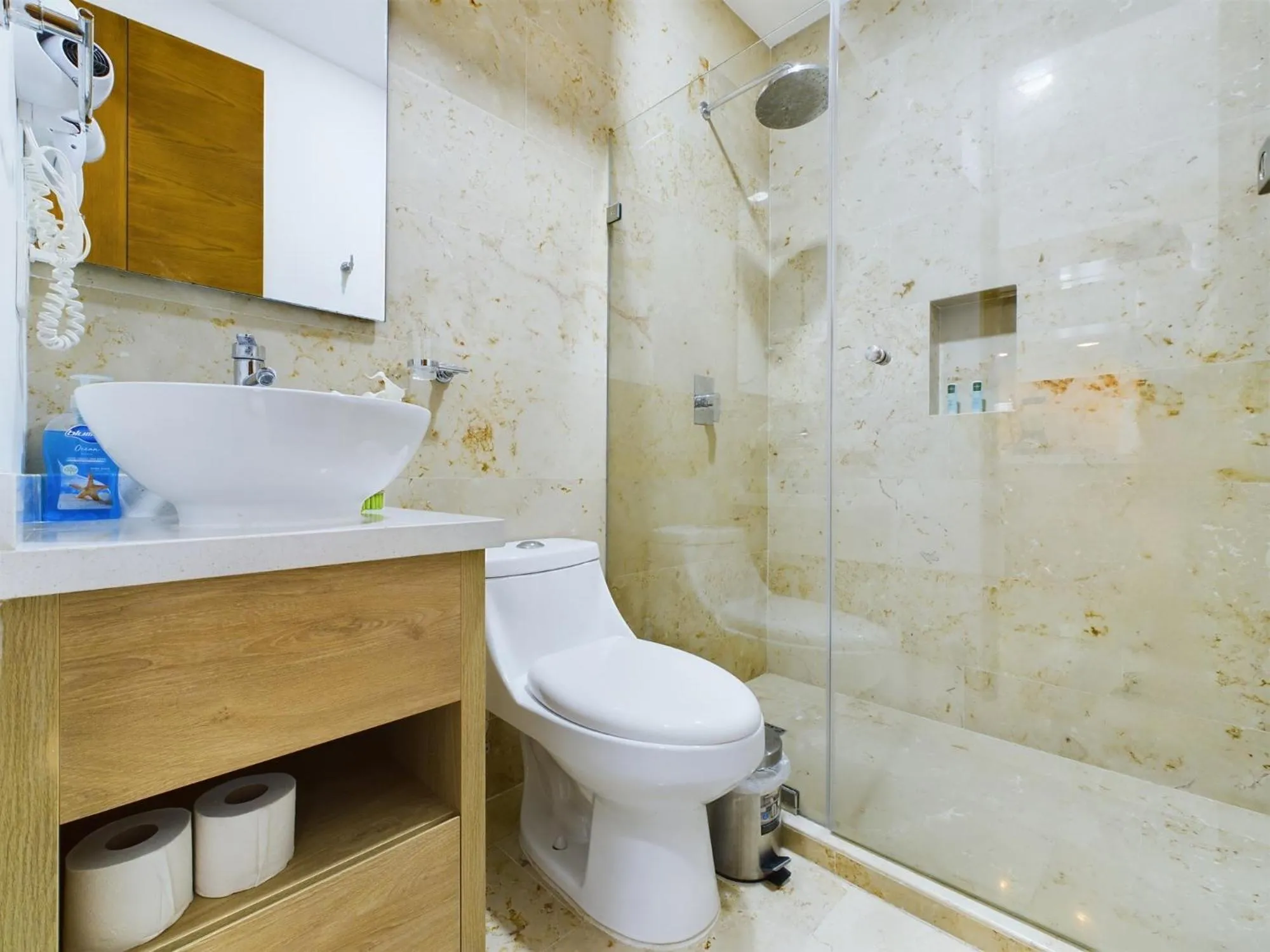 Shower in Studio near to 5th Avenue, Bars & Beautiful views By Yeah