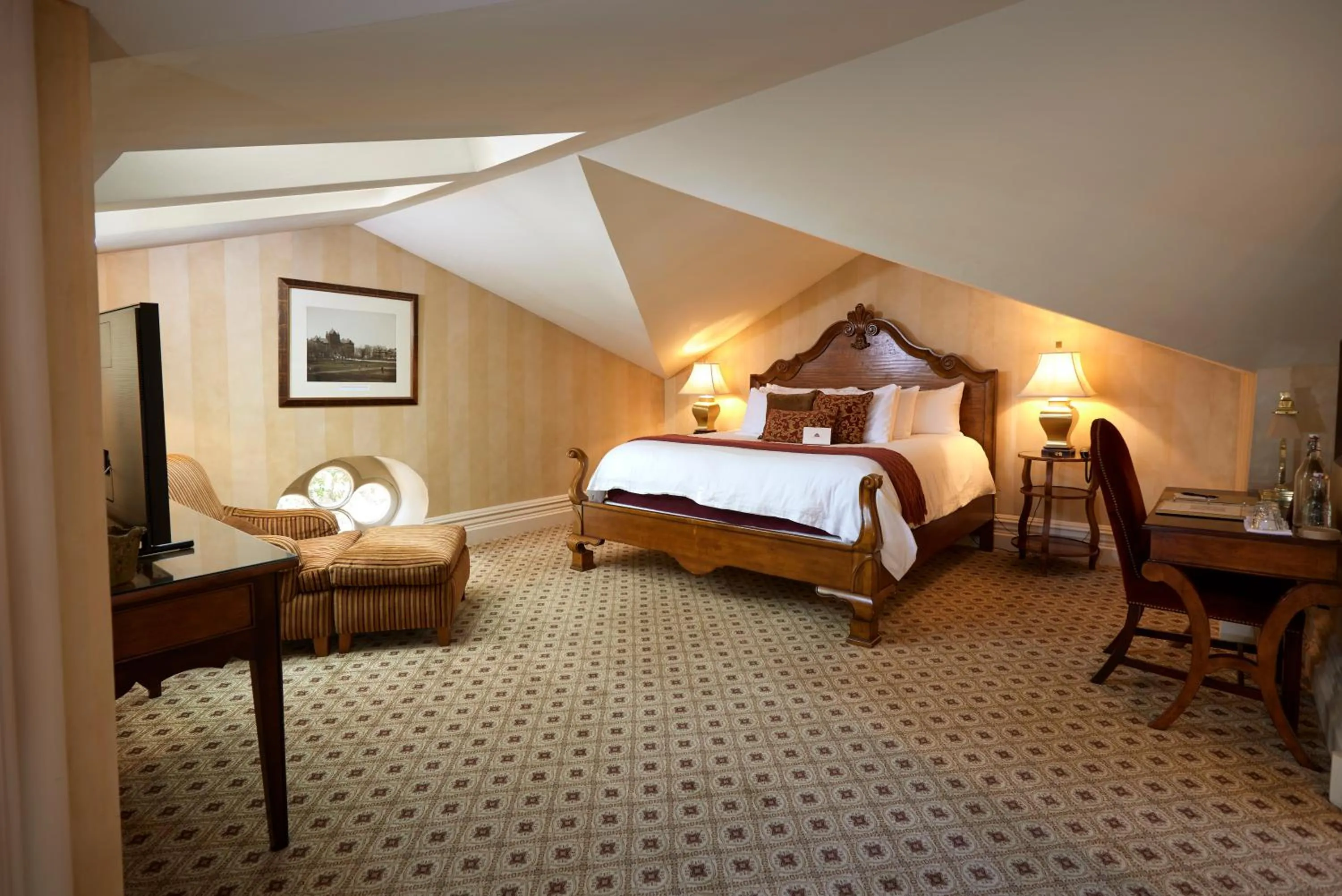 Bed in Mansion Hill Inn