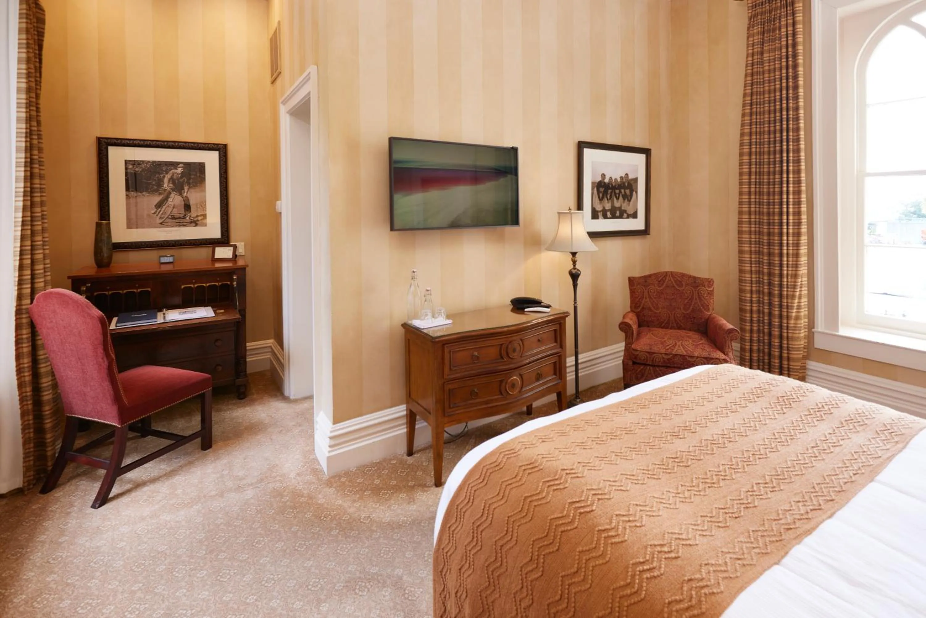 Bed in Mansion Hill Inn