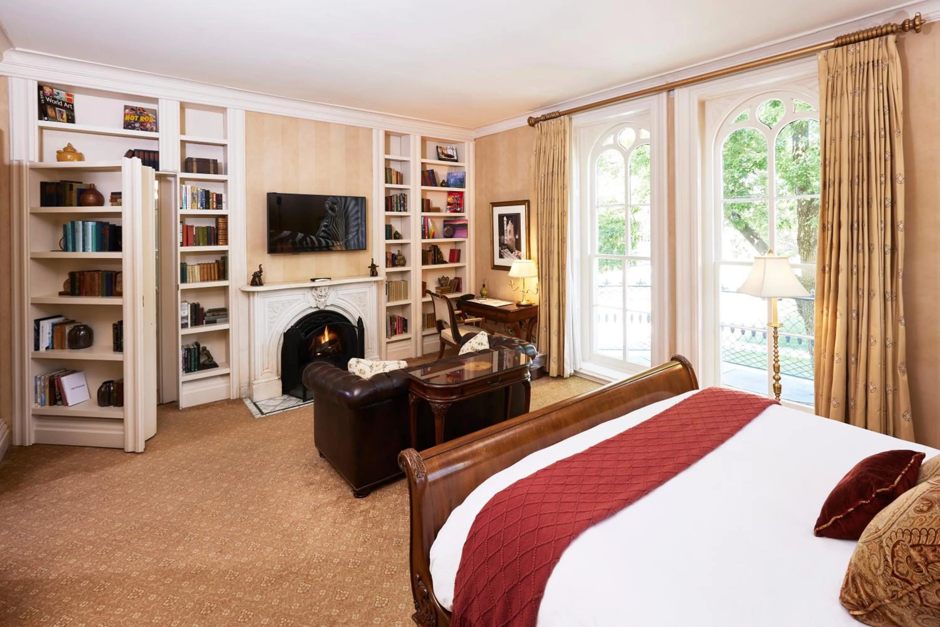 Bed in Mansion Hill Inn