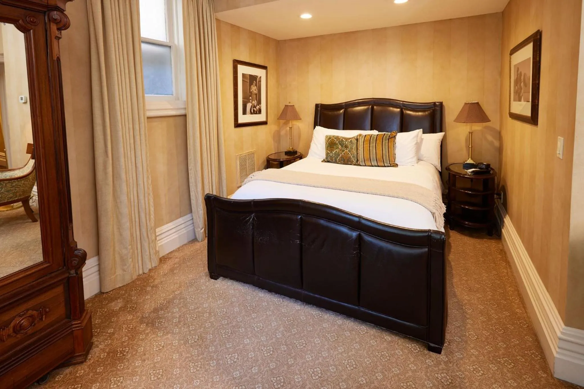 Bed in Mansion Hill Inn