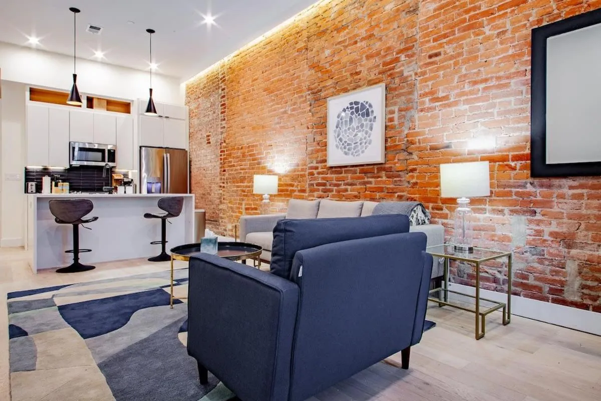 Vibrant 2-BR Luxe Flat Adjacent Eastern Market Walk to METRO Barracks Row Capitol Hill