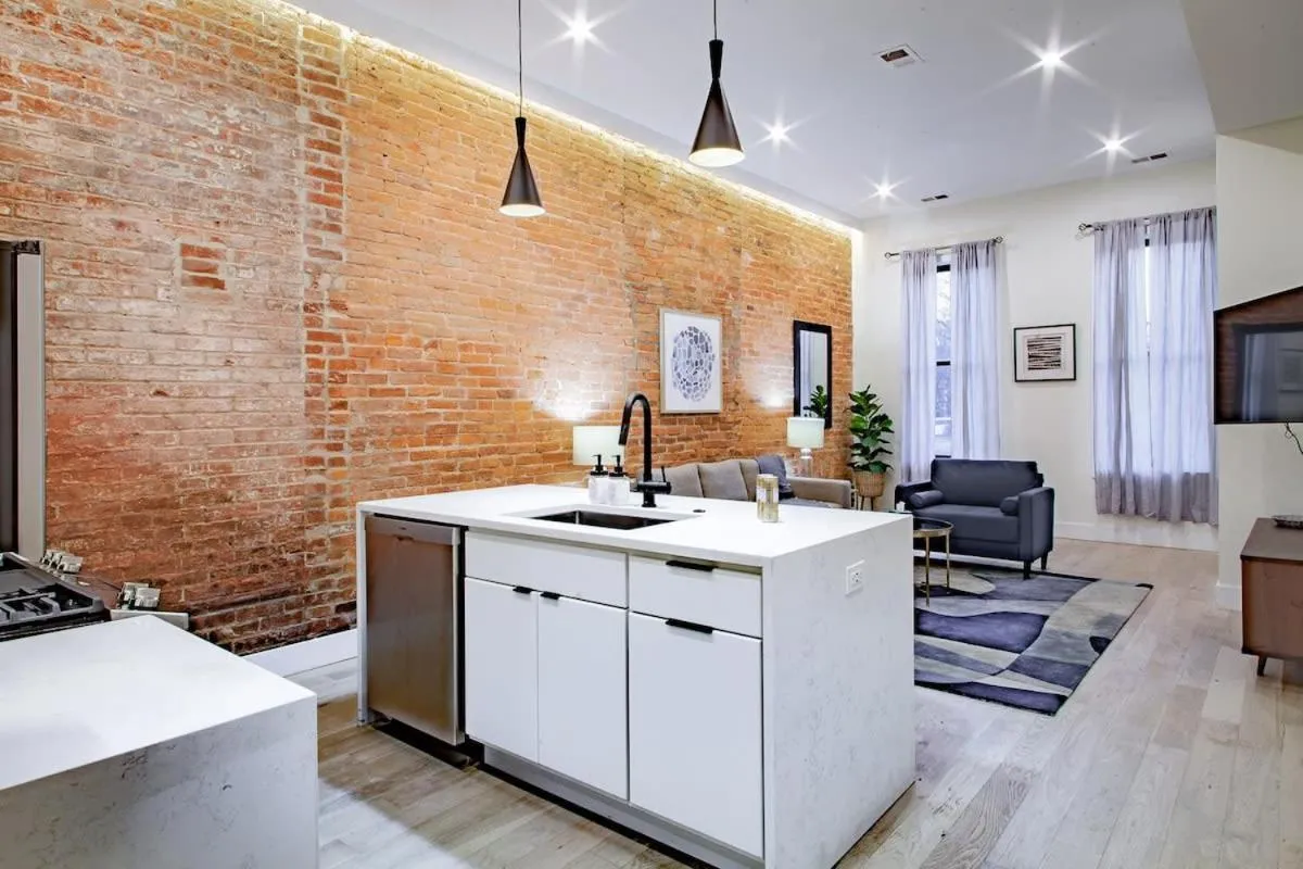 Vibrant 2-BR Luxe Flat Adjacent Eastern Market Walk to METRO Barracks Row Capitol Hill