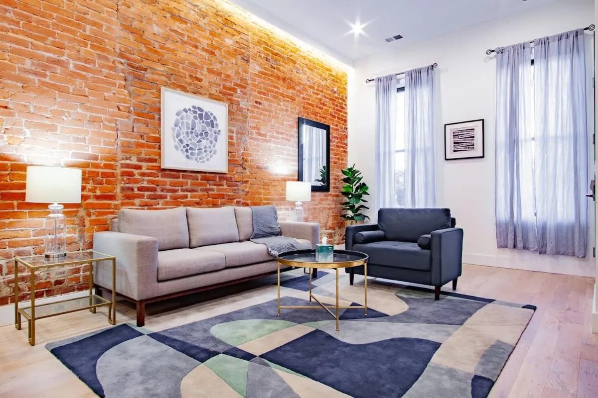 Vibrant 2-BR Luxe Flat Adjacent Eastern Market Walk to METRO Barracks Row Capitol Hill
