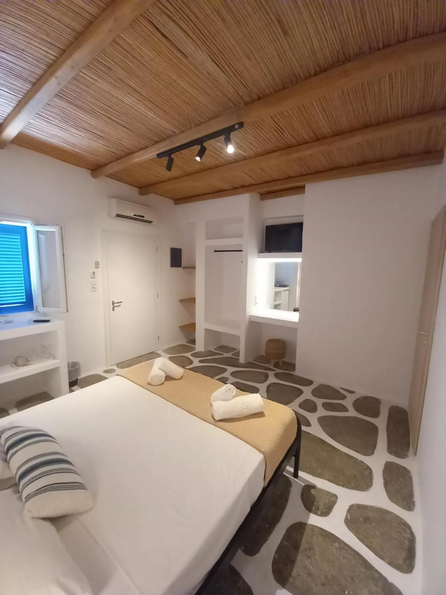 Bed in Miltiadis Apartments