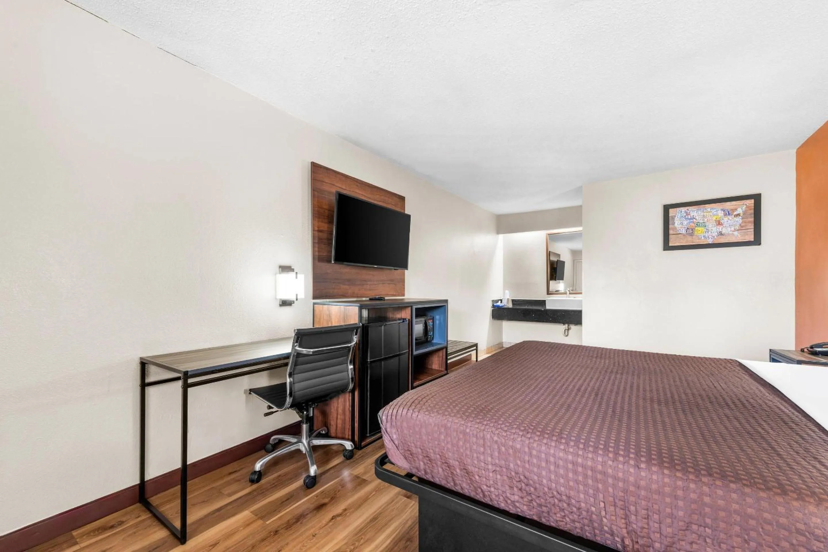 Bedroom, Bed in Econo Lodge Charlotte Airport