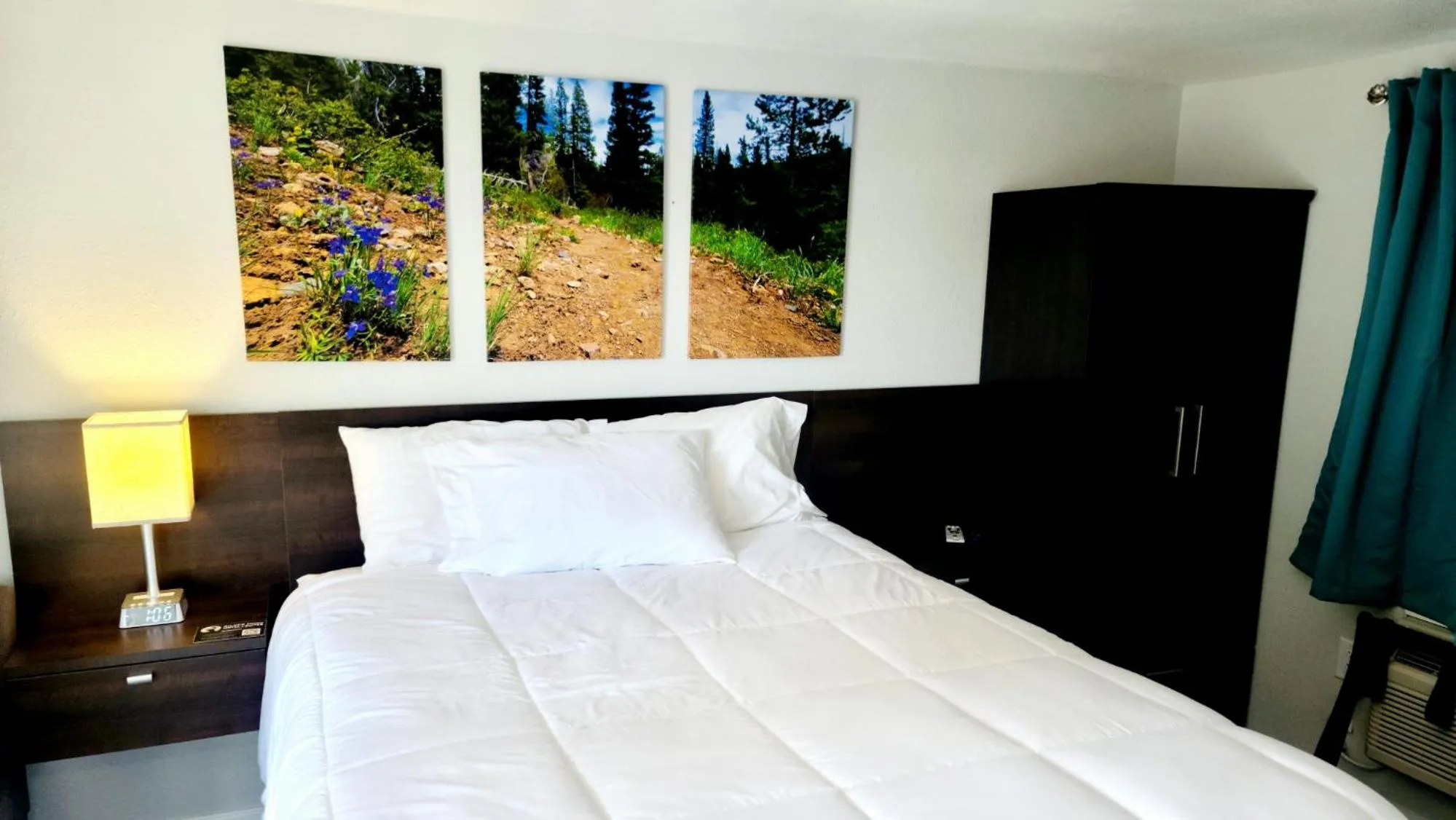 Bed in Snowy Mountain Inn