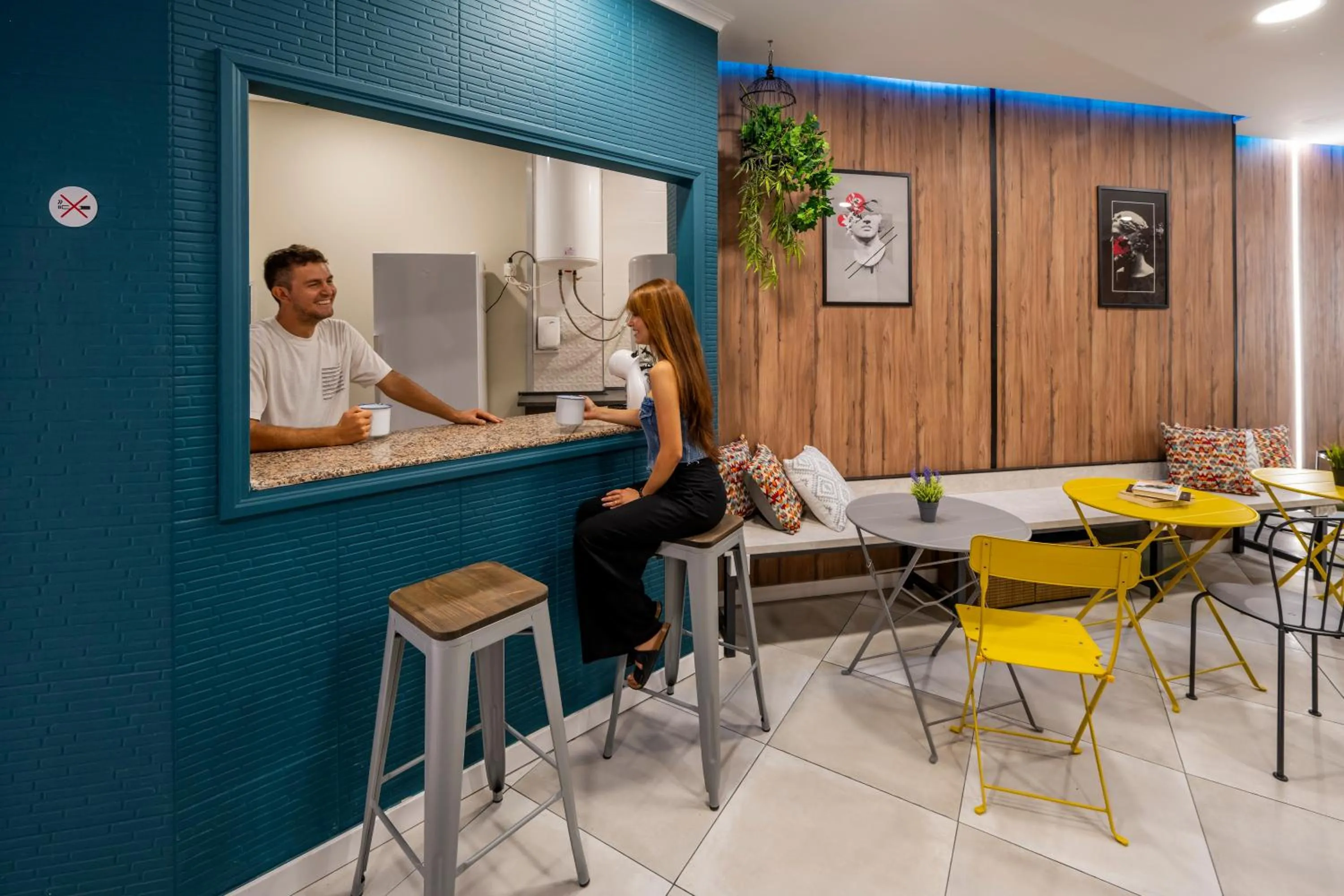 Dining area in SOM Hostel Valencia