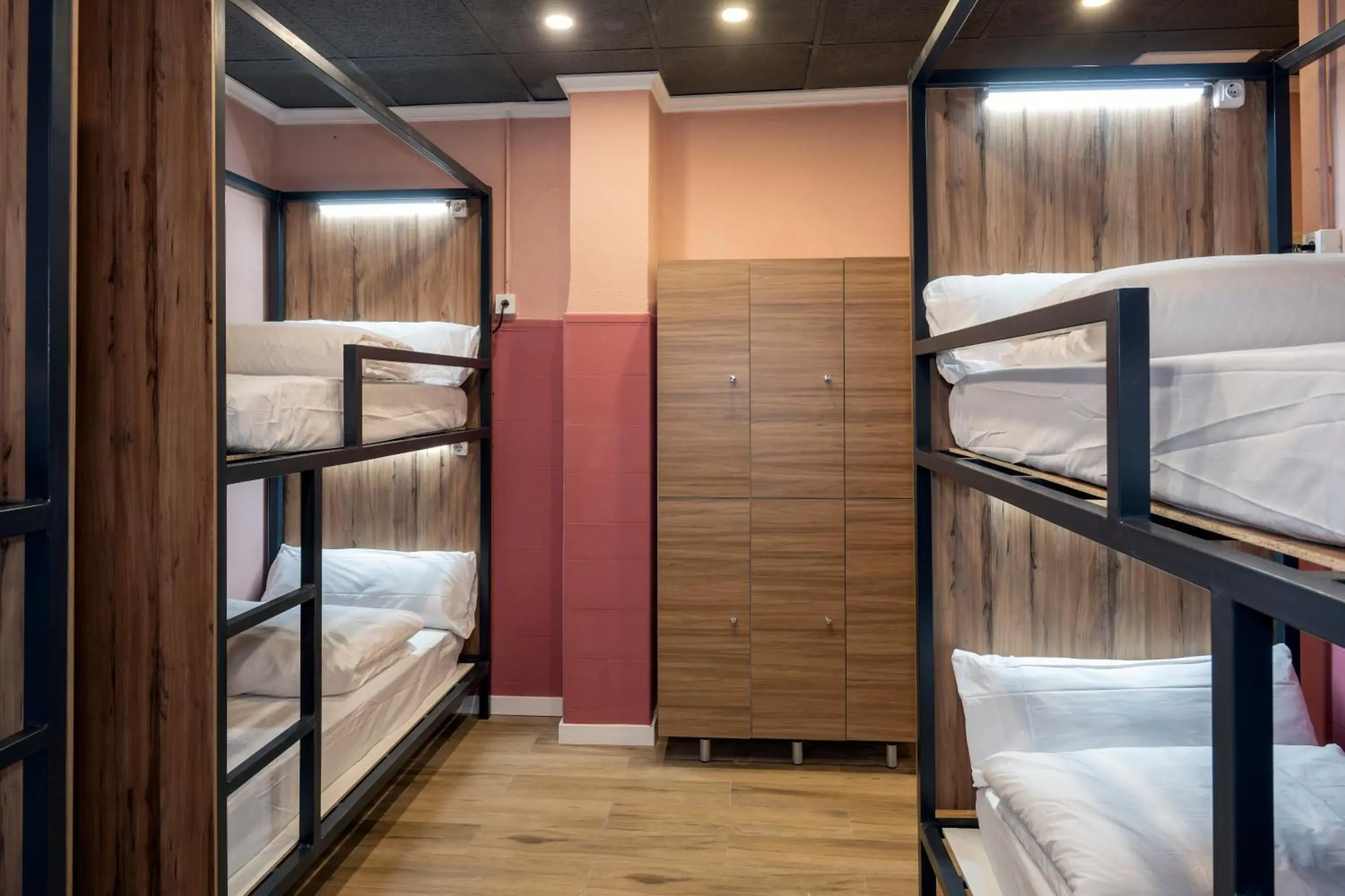 Bed in 6-Bed Female Dormitory Room in SOM Hostel Valencia Bed in 6-Bed Female Dormitory Room in SOM Hostel Valencia