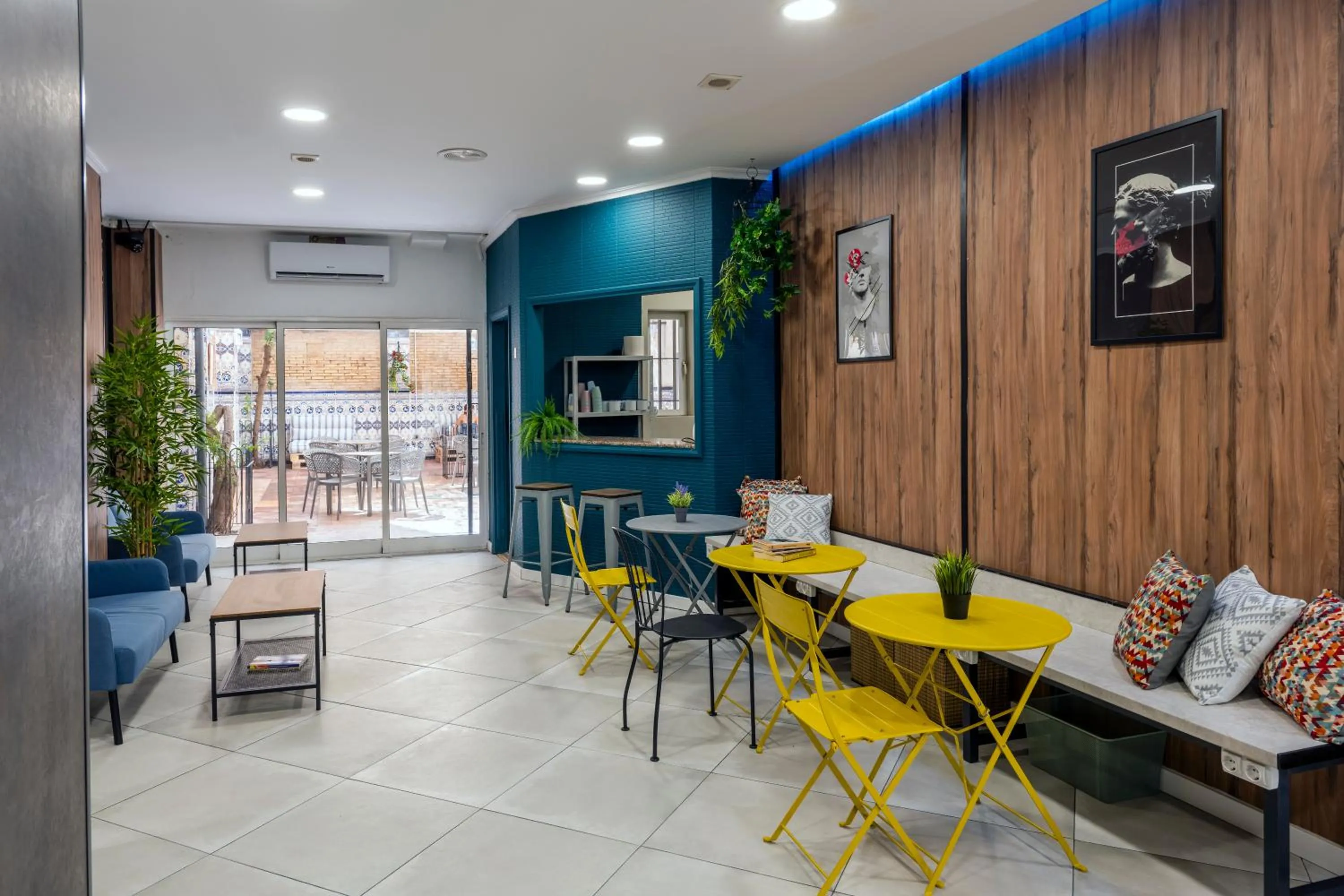 Seating area in SOM Hostel Valencia