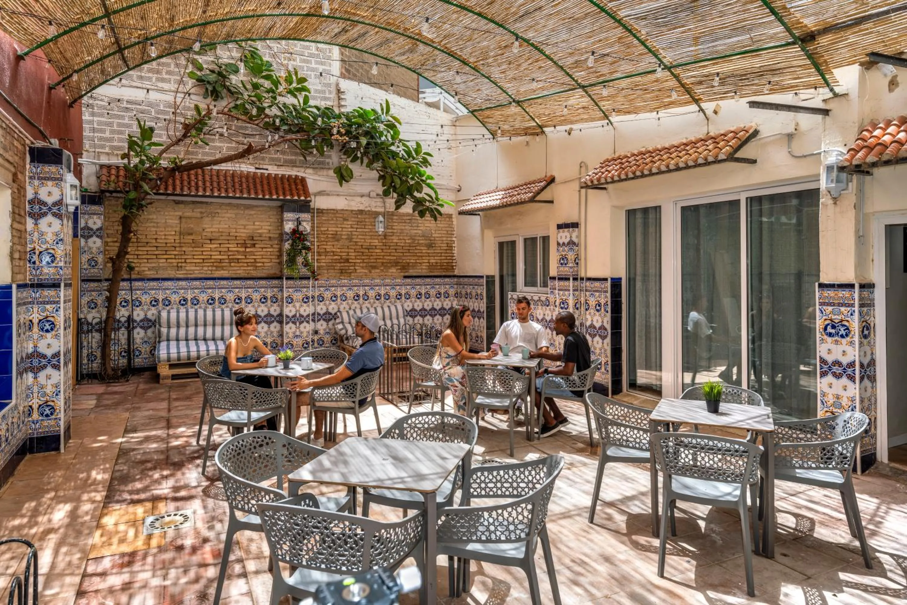 Seating area in SOM Hostel Valencia