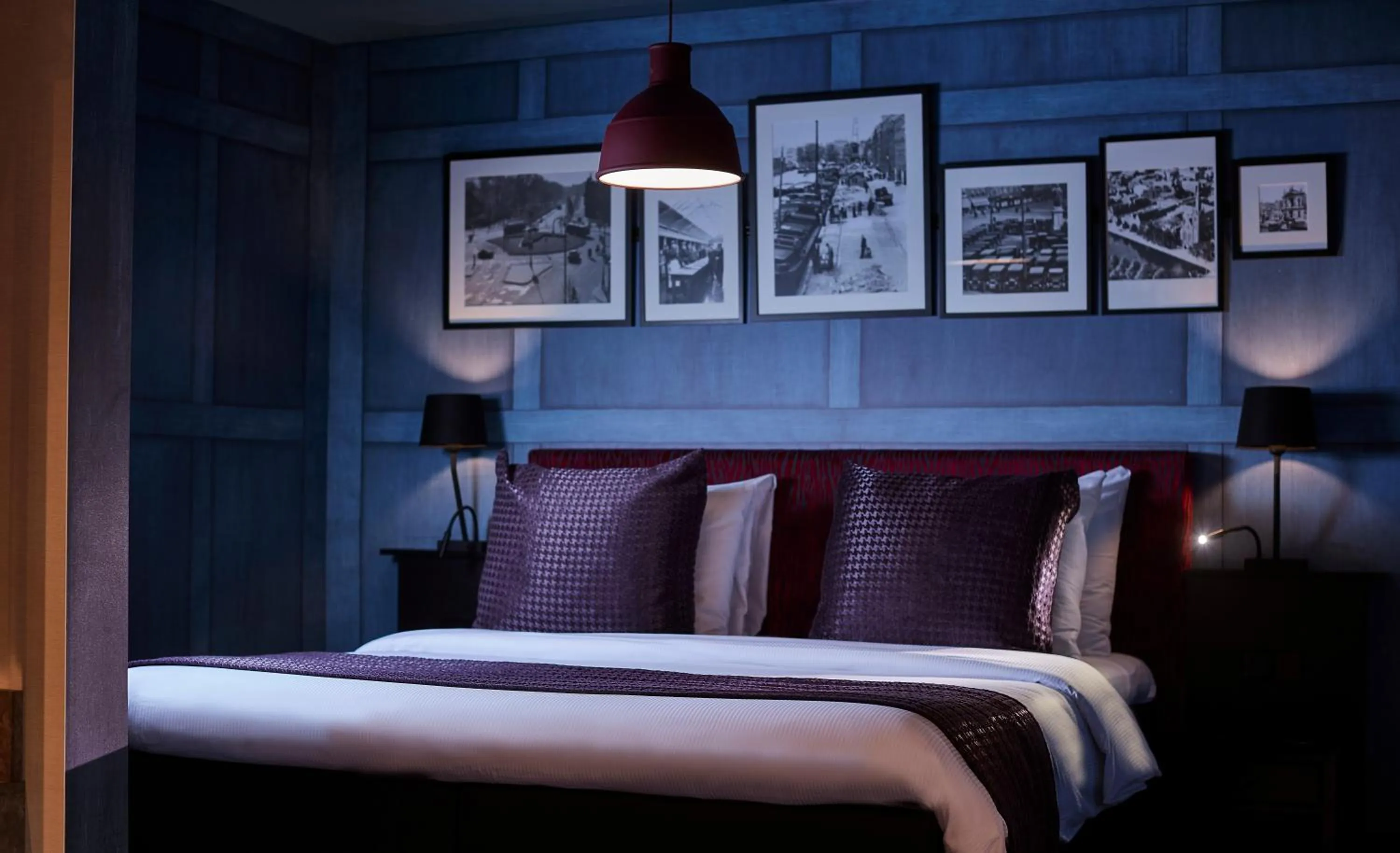 Bed in Carlton Square Hotel