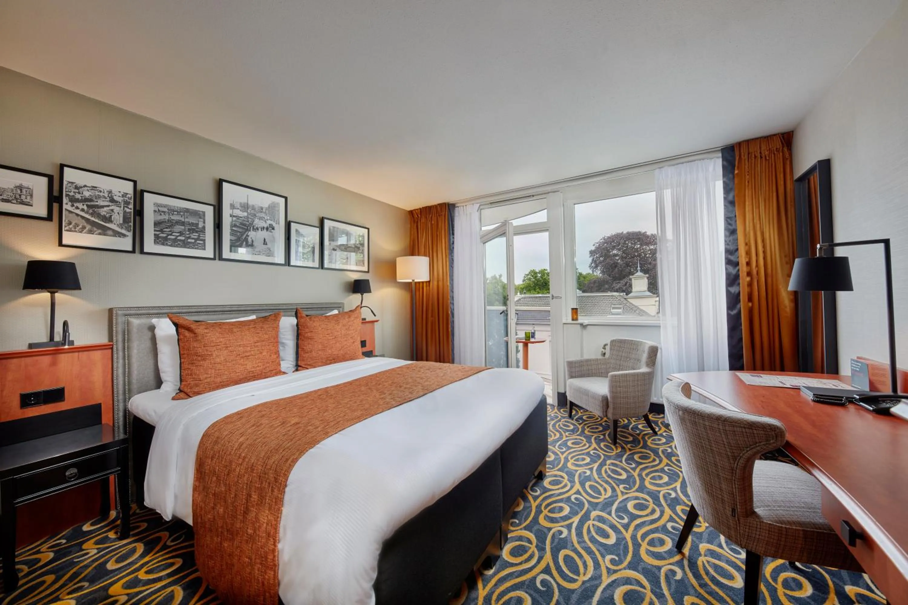 Balcony/Terrace, Bed in Carlton Square Hotel