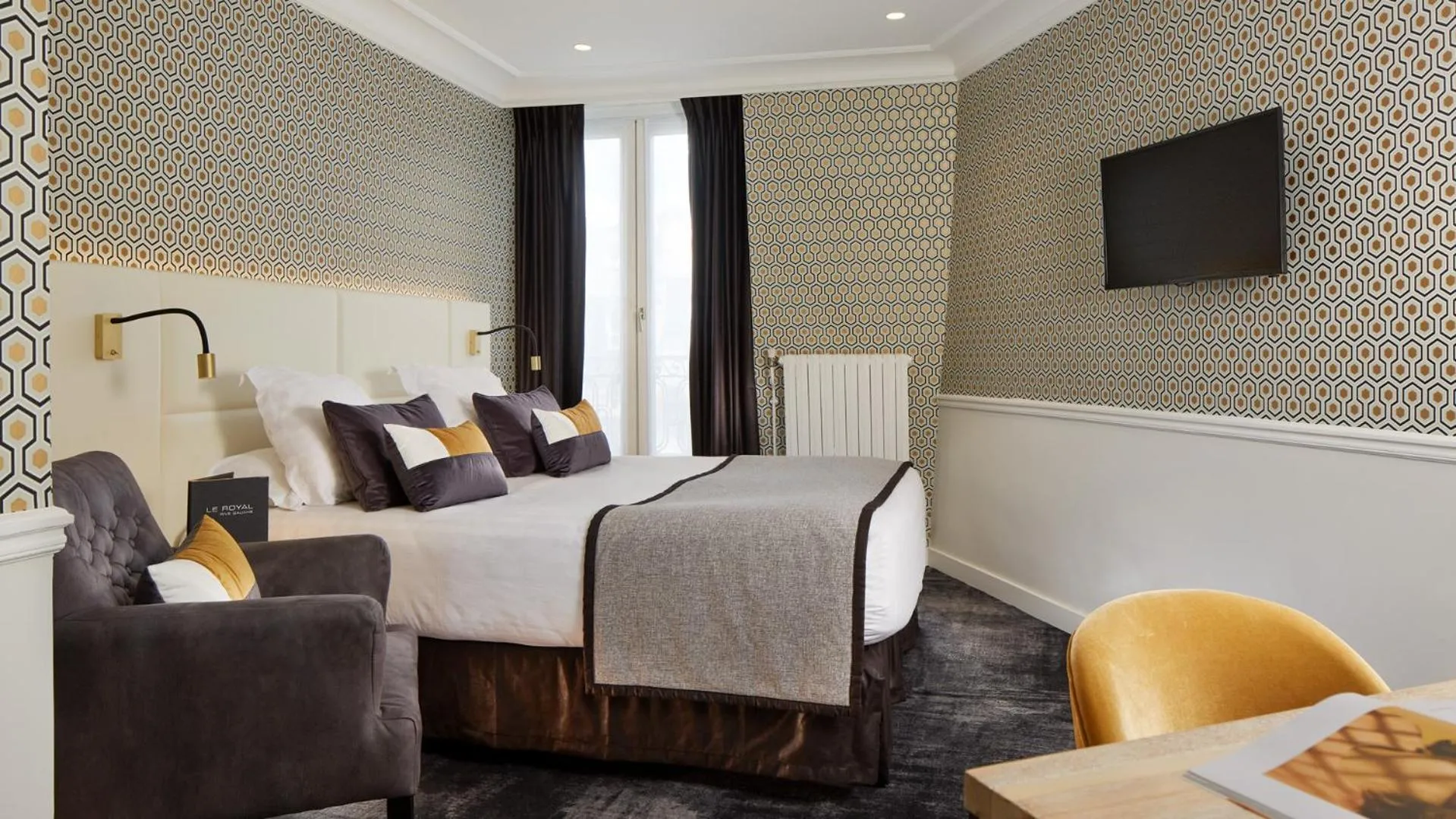 Bed in Hôtel le Royal Rive Gauche