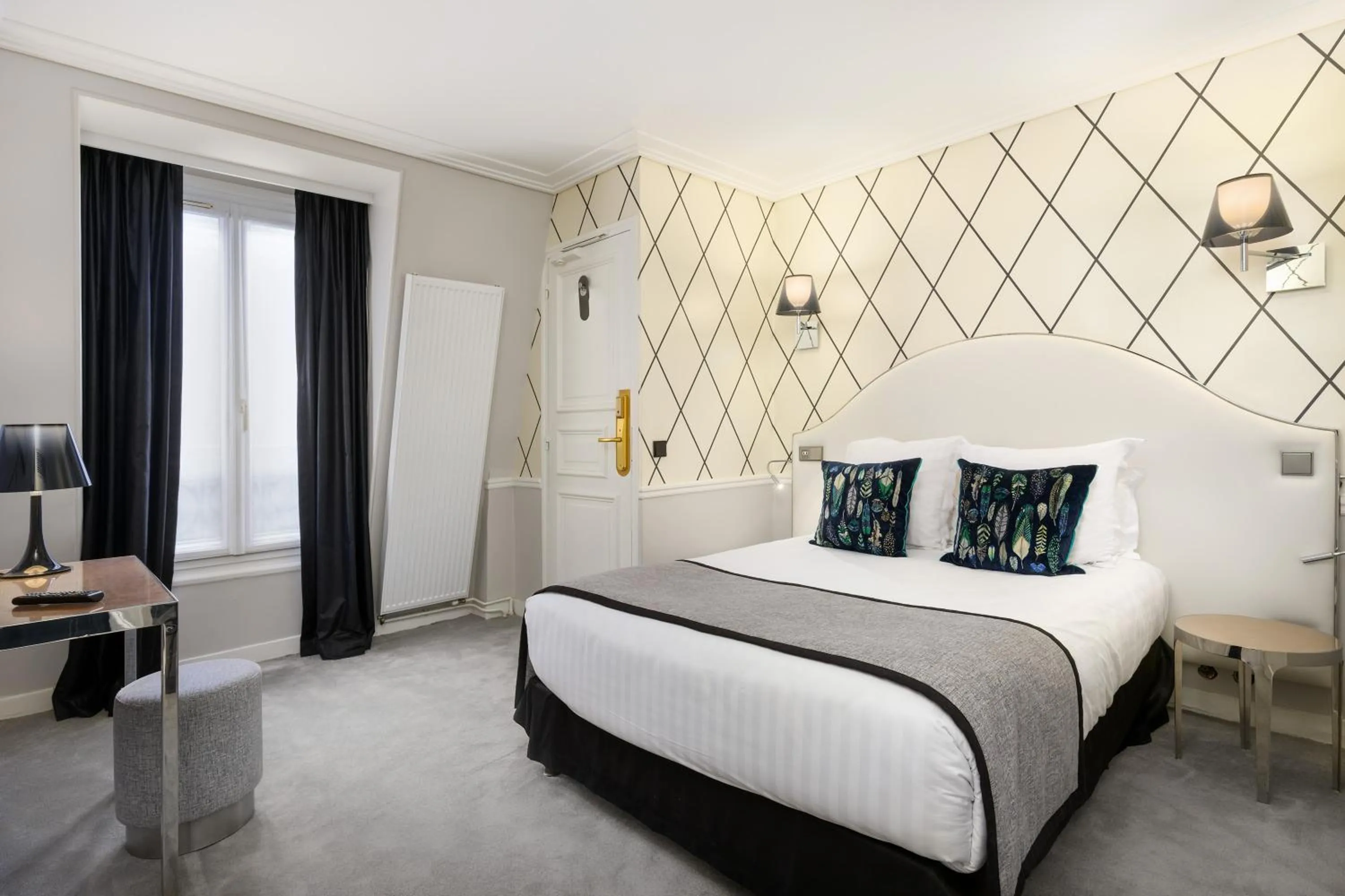 Bed in Hôtel le Royal Rive Gauche
