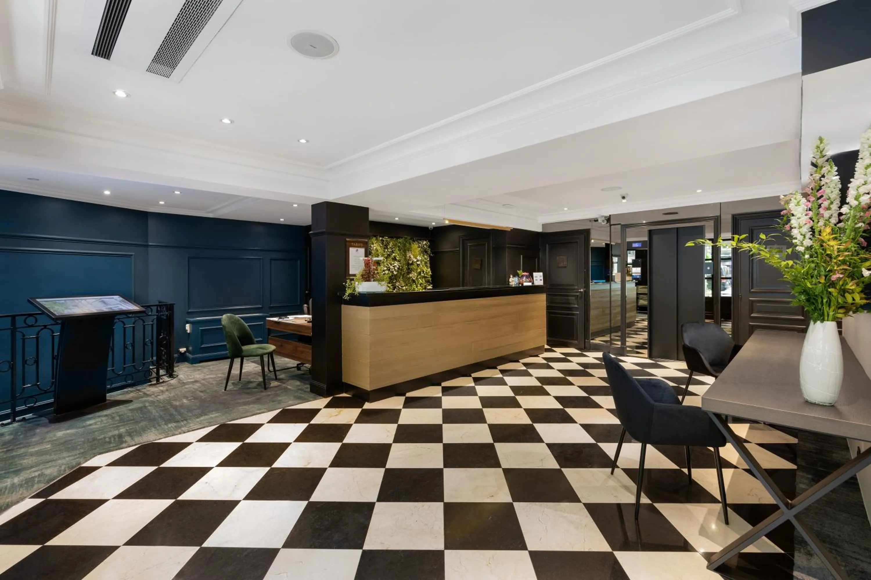 Lobby or reception in Hôtel le Royal Rive Gauche