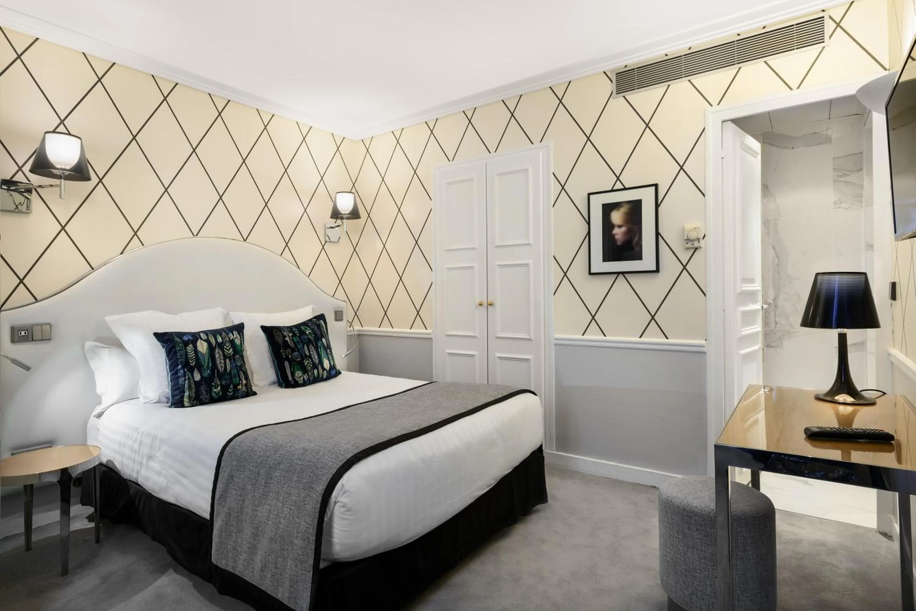 Bed in Hôtel le Royal Rive Gauche