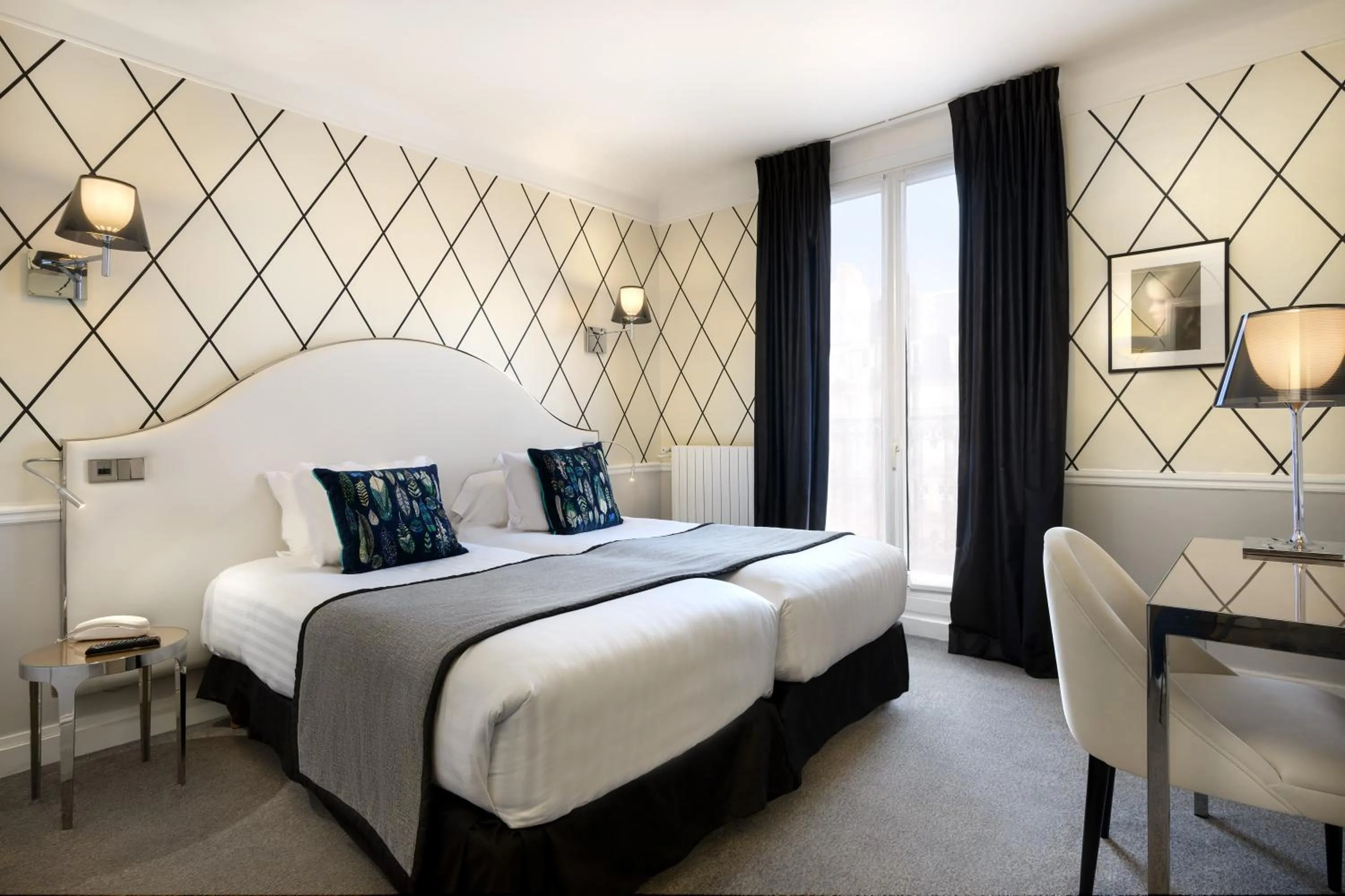 Bed in Hôtel le Royal Rive Gauche