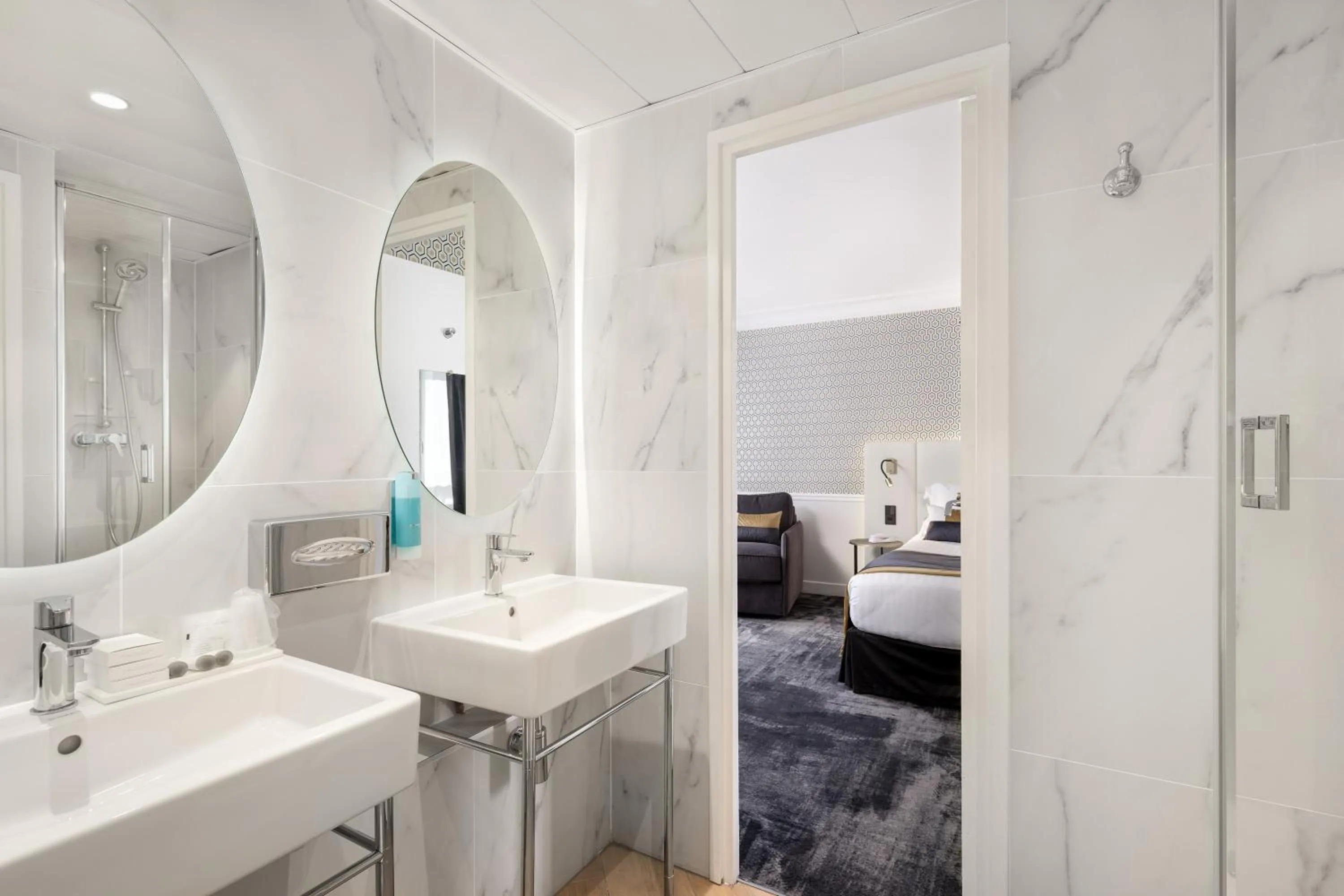 Bathroom, Bed in Hôtel le Royal Rive Gauche