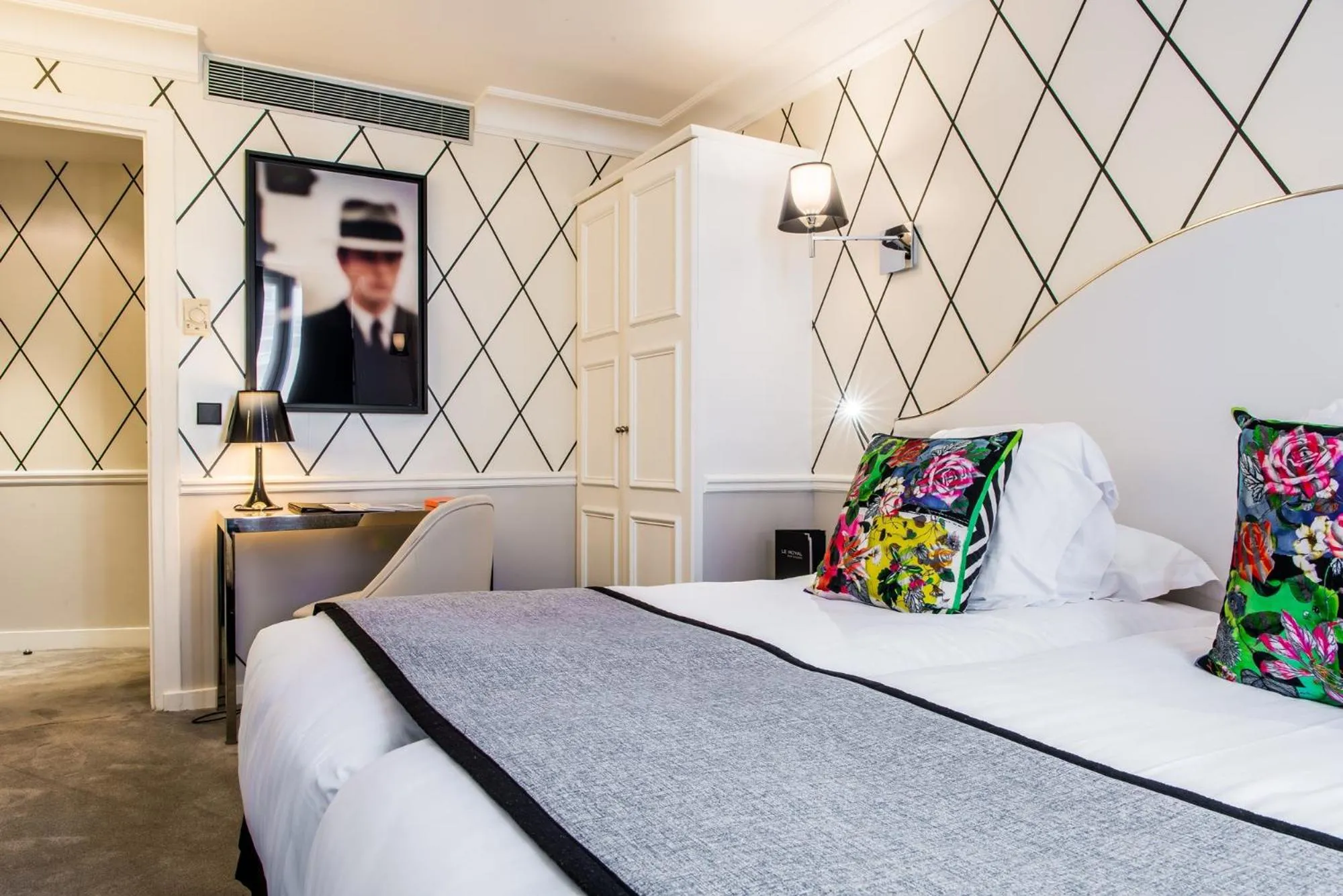 Photo of the whole room, Bed in Hôtel le Royal Rive Gauche