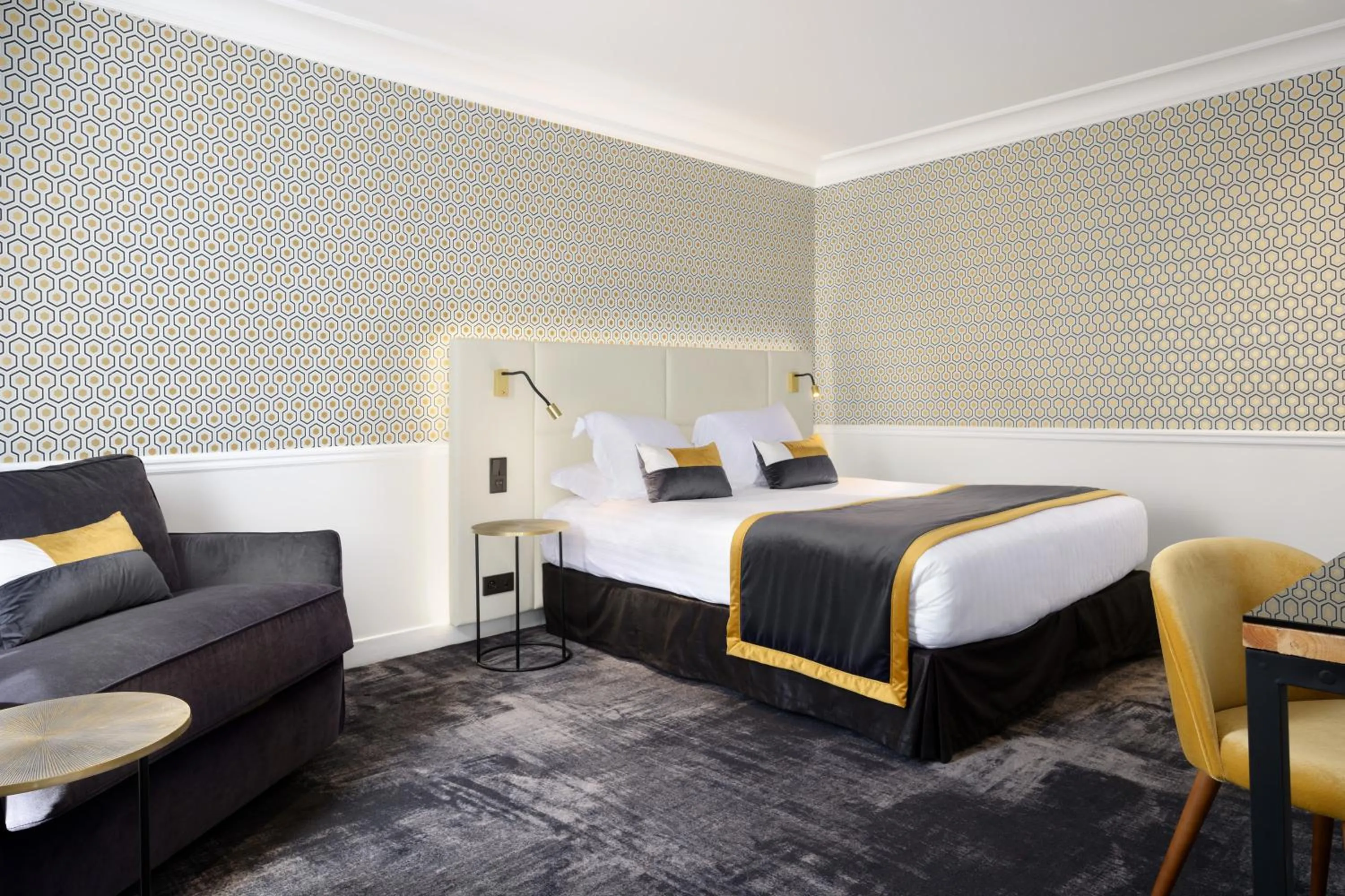 Bed in Hôtel le Royal Rive Gauche