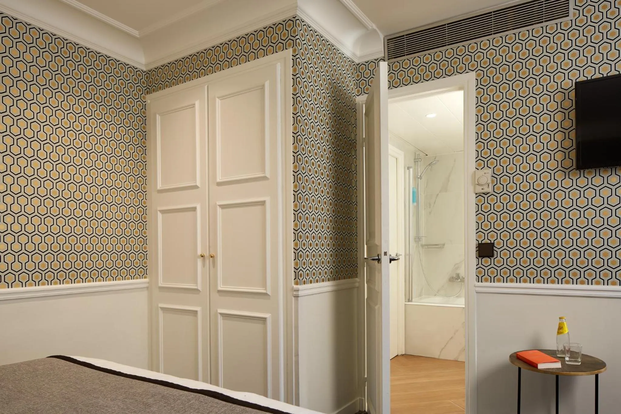 Photo of the whole room in Hôtel le Royal Rive Gauche