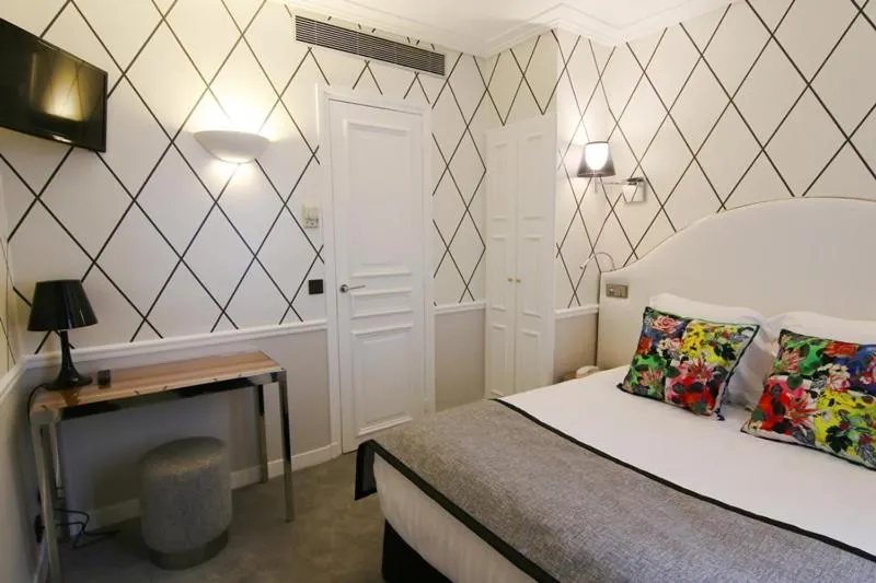 Bed in Hôtel le Royal Rive Gauche