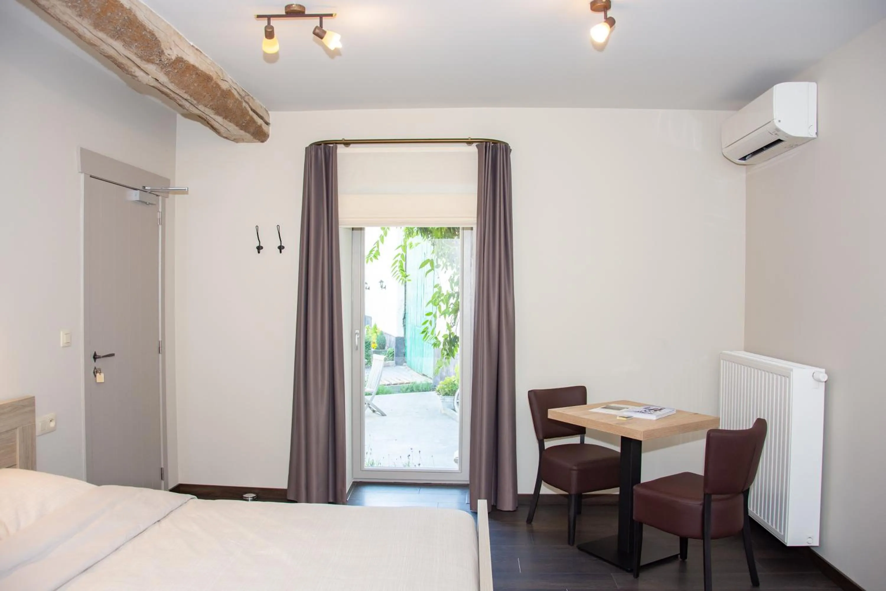 Inner courtyard view, Bed in B&B De Oude Winning