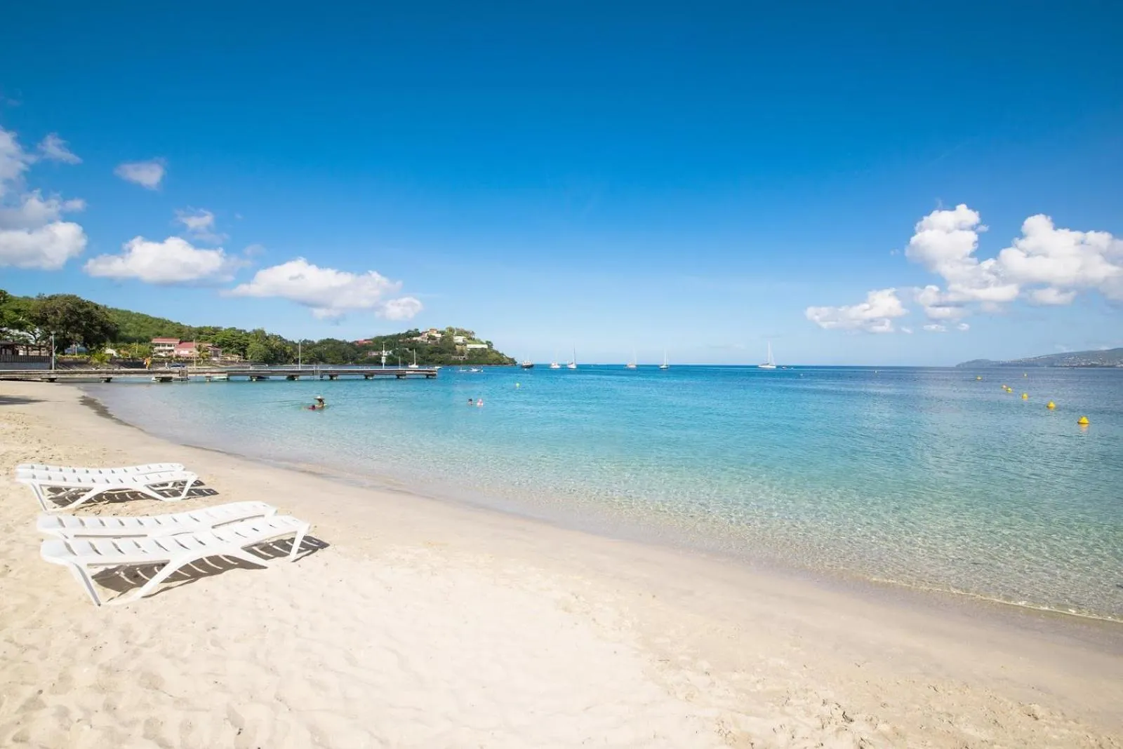 Nearby landmark in Le Voilier - Élégant studio avec piscine - vue sur mer et plage à proximité