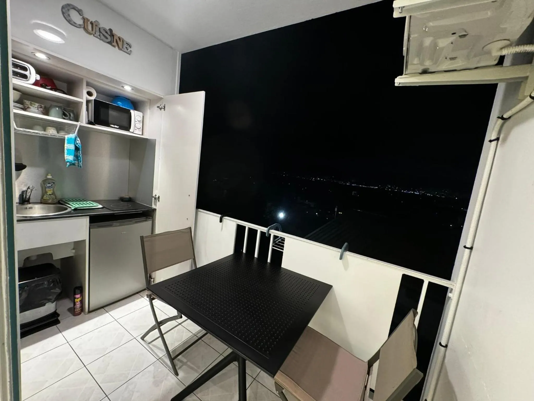 Kitchen or kitchenette in Le Voilier - Élégant studio avec piscine - vue sur mer et plage à proximité