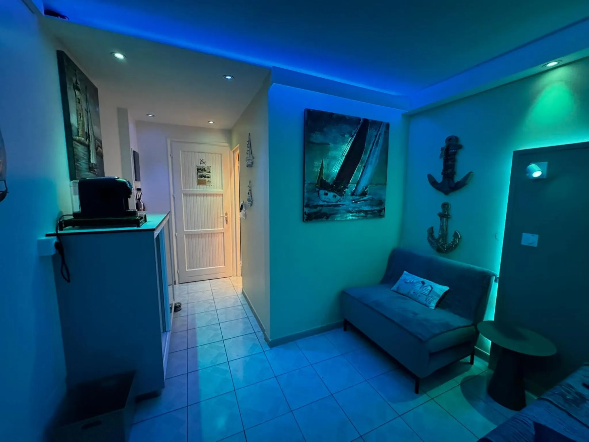 TV and multimedia in Le Voilier - Élégant studio avec piscine - vue sur mer et plage à proximité