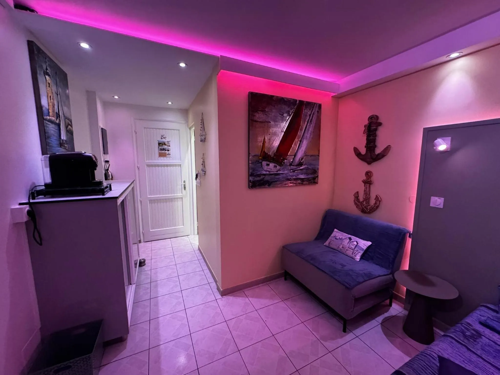 TV and multimedia in Le Voilier - Élégant studio avec piscine - vue sur mer et plage à proximité