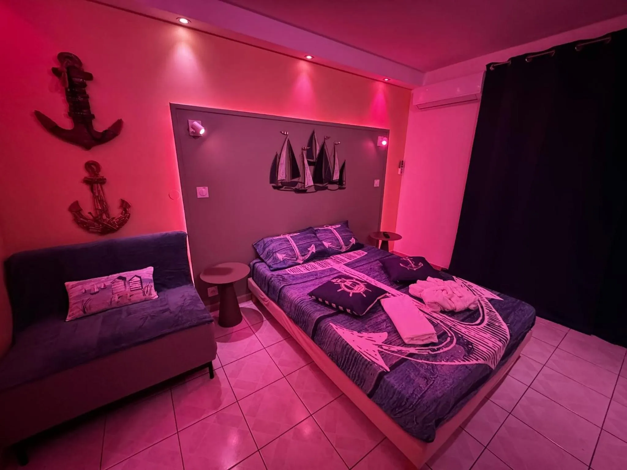 Bed in Le Voilier - Élégant studio avec piscine - vue sur mer et plage à proximité