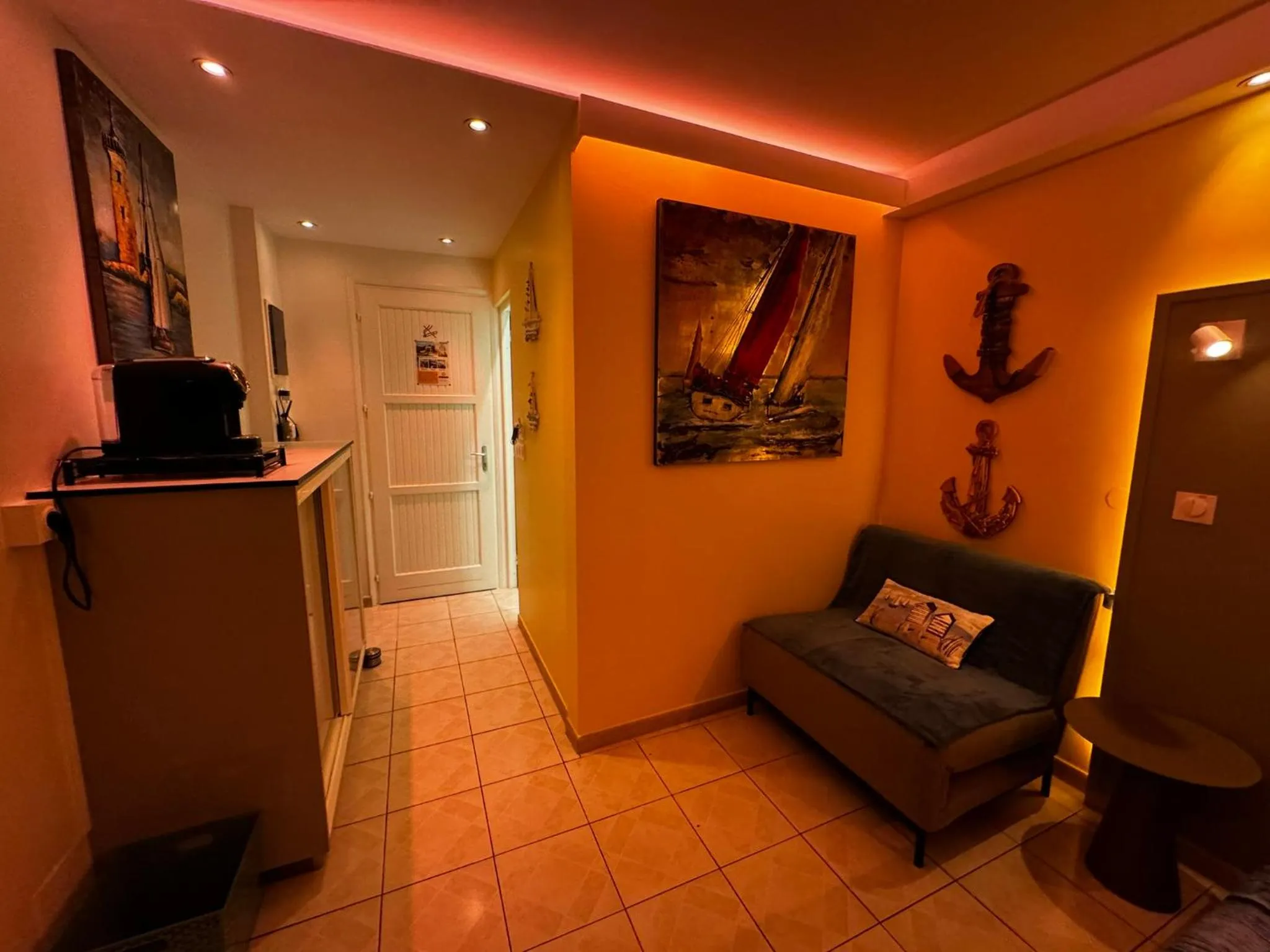 TV and multimedia in Le Voilier - Élégant studio avec piscine - vue sur mer et plage à proximité