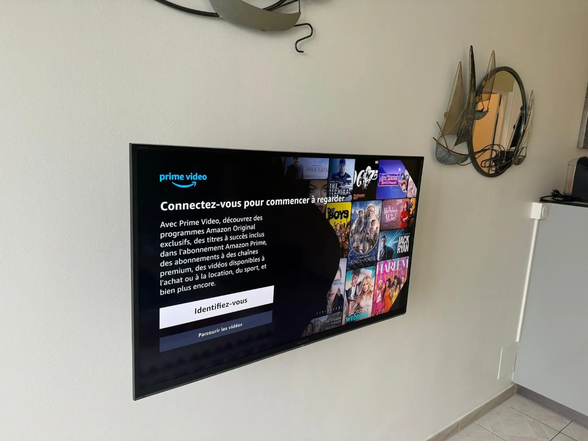 Communal lounge/ TV room in Le Voilier - Élégant studio avec piscine - vue sur mer et plage à proximité