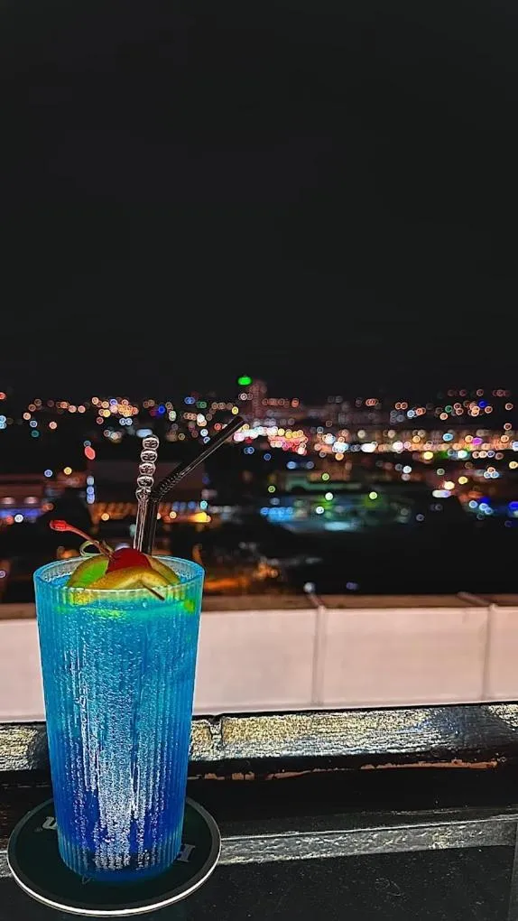 Restaurant/places to eat in LA Hotel