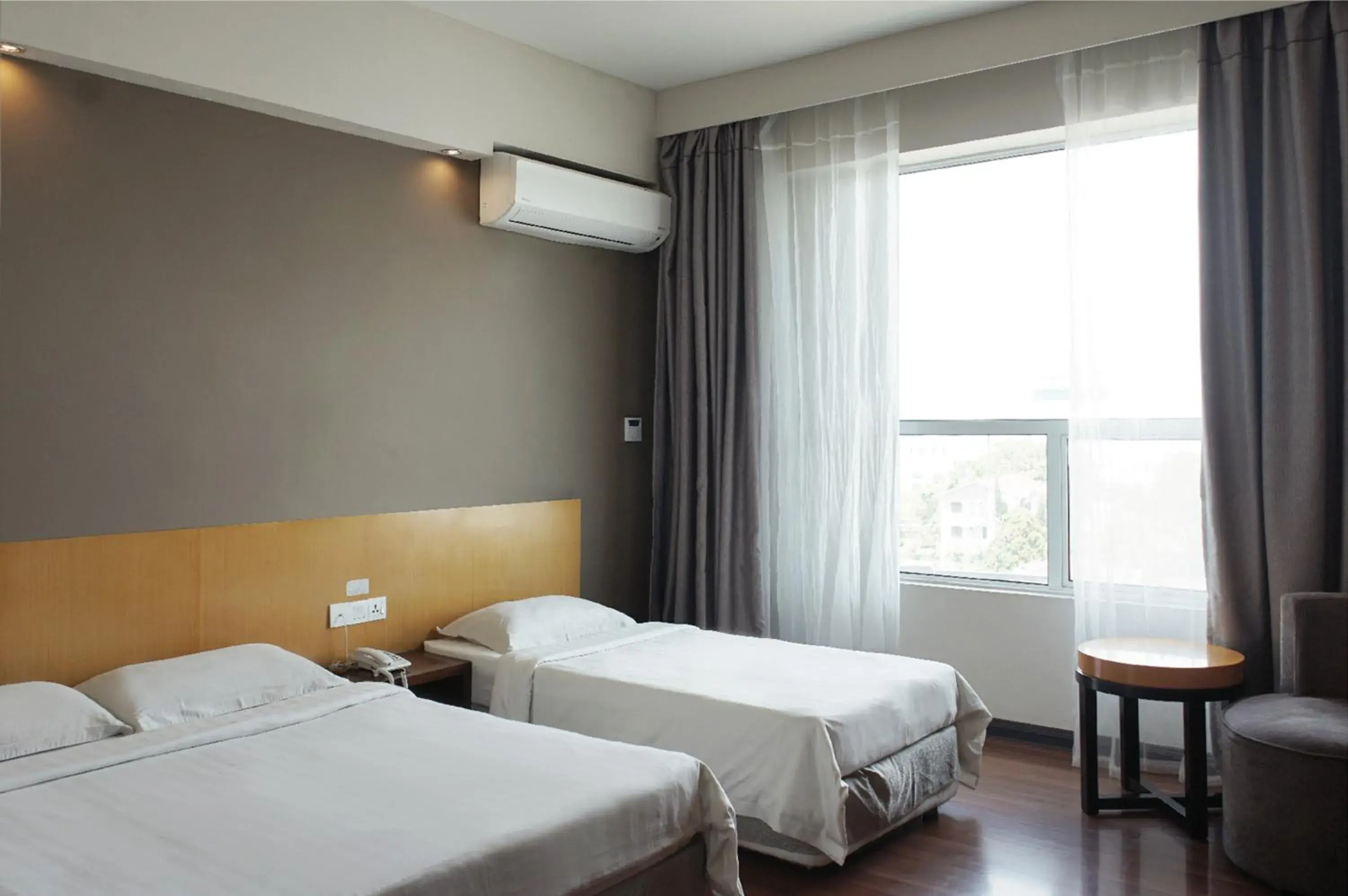 Bed in LA Hotel Bed in LA Hotel