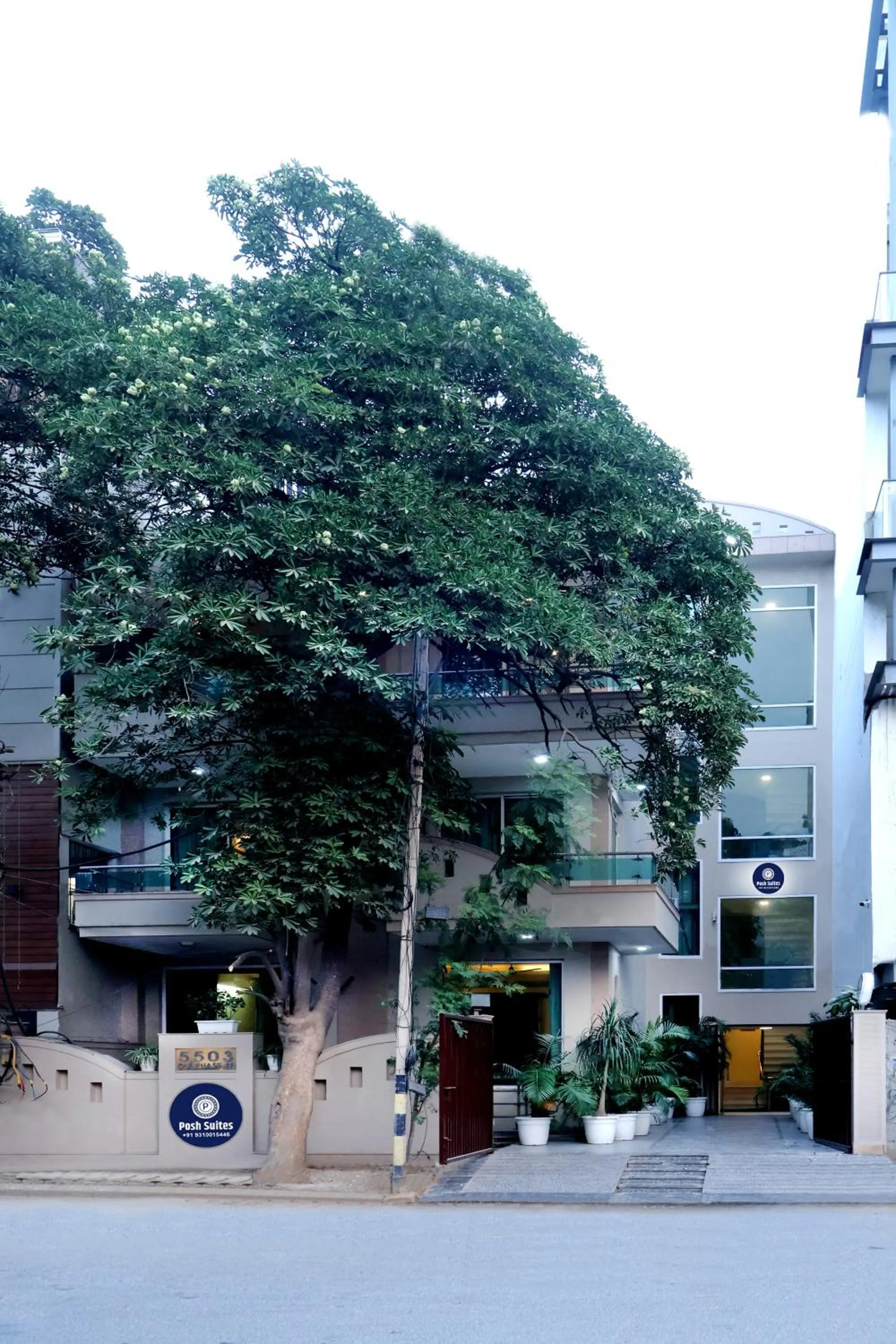 Property building in Posh Suites - Golf Course Road