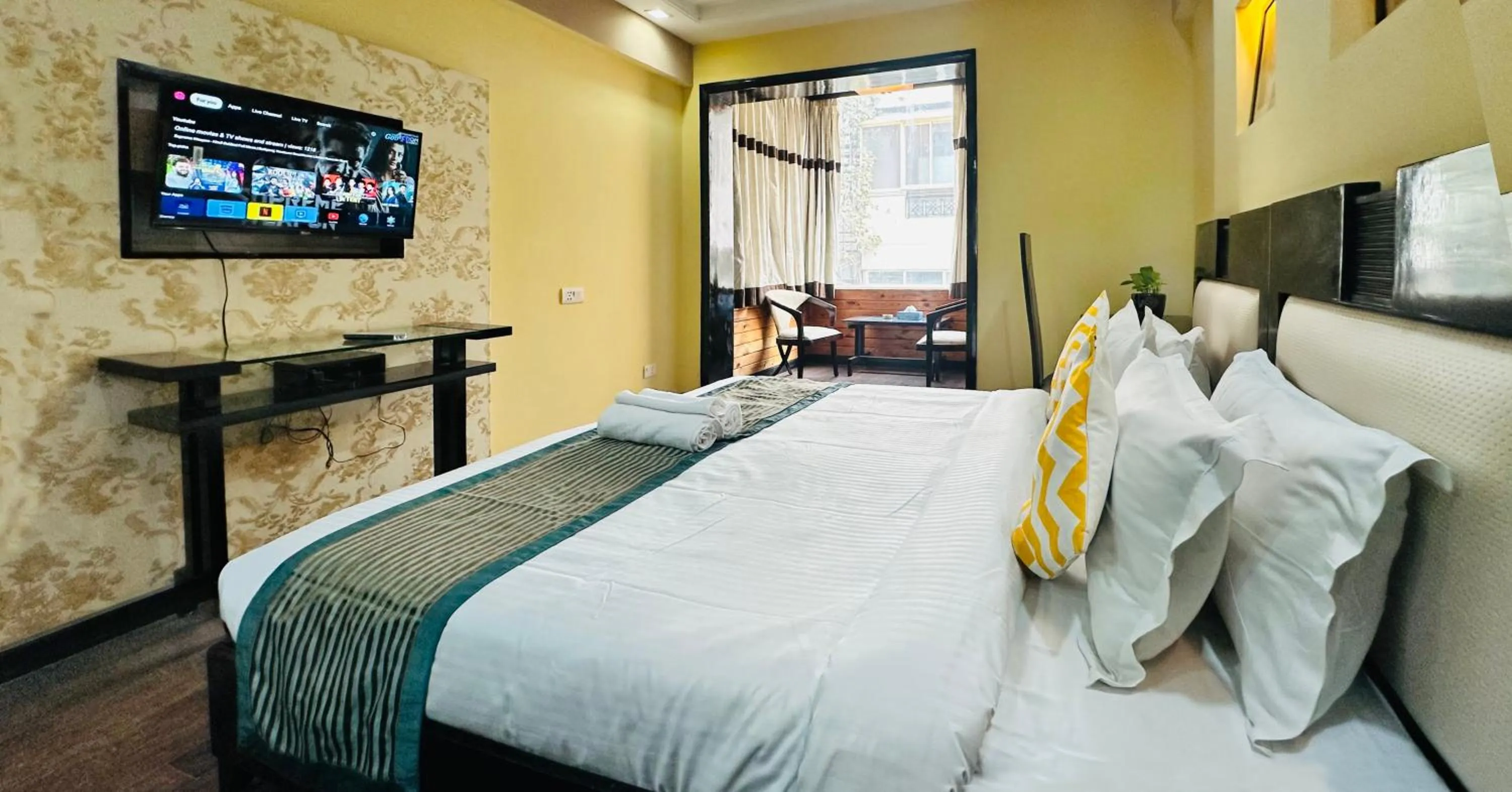 Bed in Posh Suites - Golf Course Road