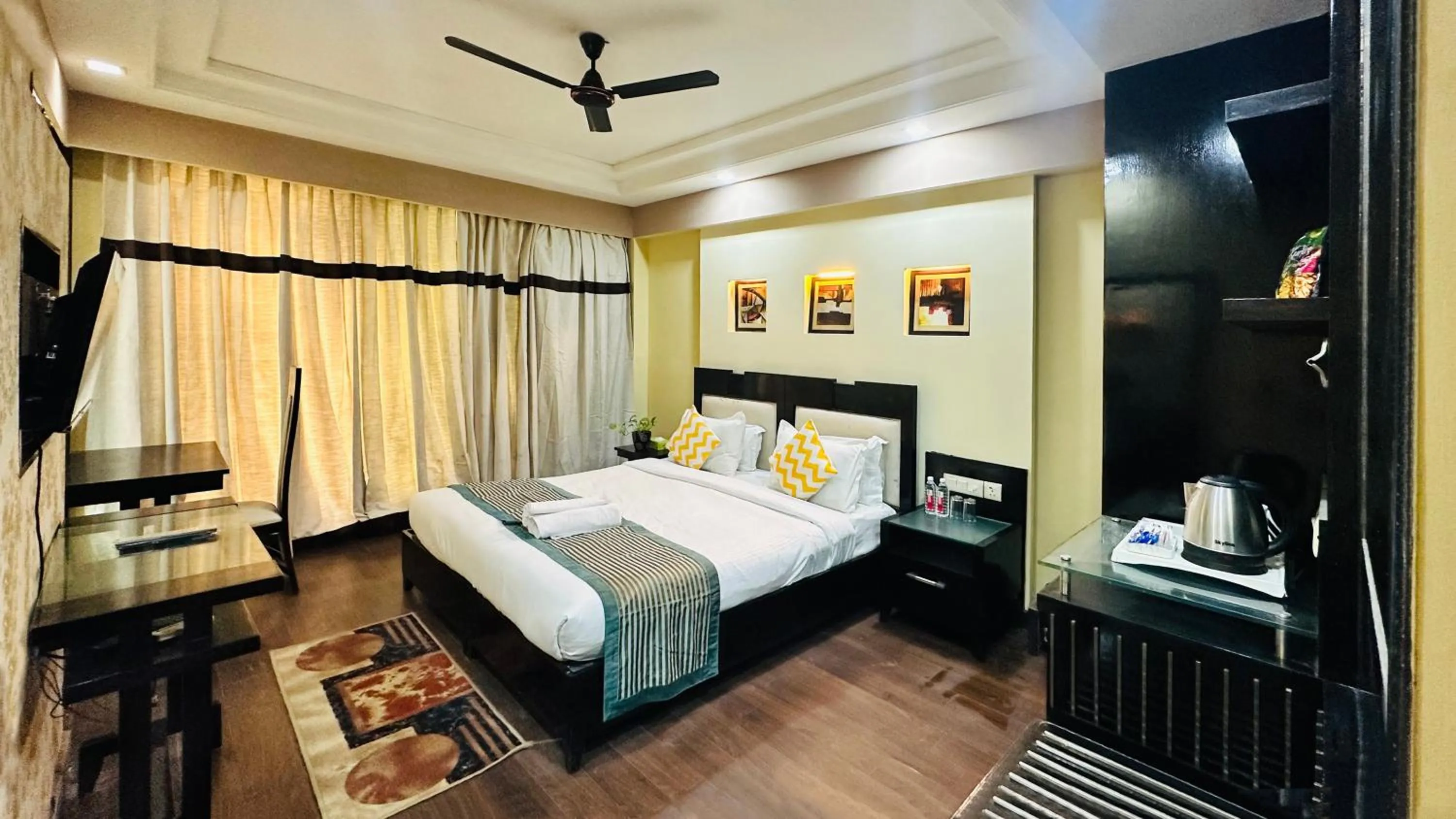 Bedroom, Bed in Posh Suites - Golf Course Road