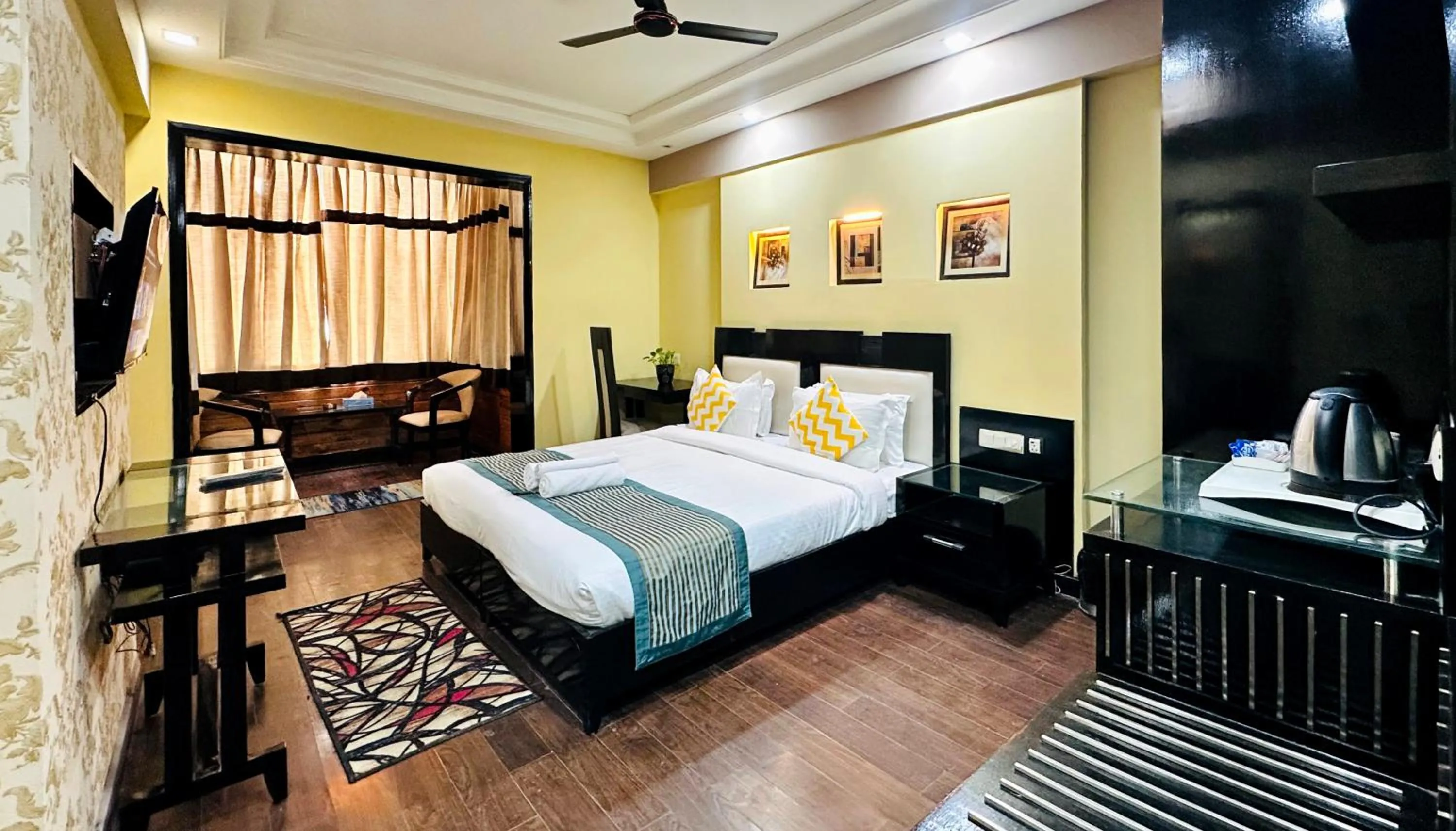 Bedroom, Bed in Posh Suites - Golf Course Road