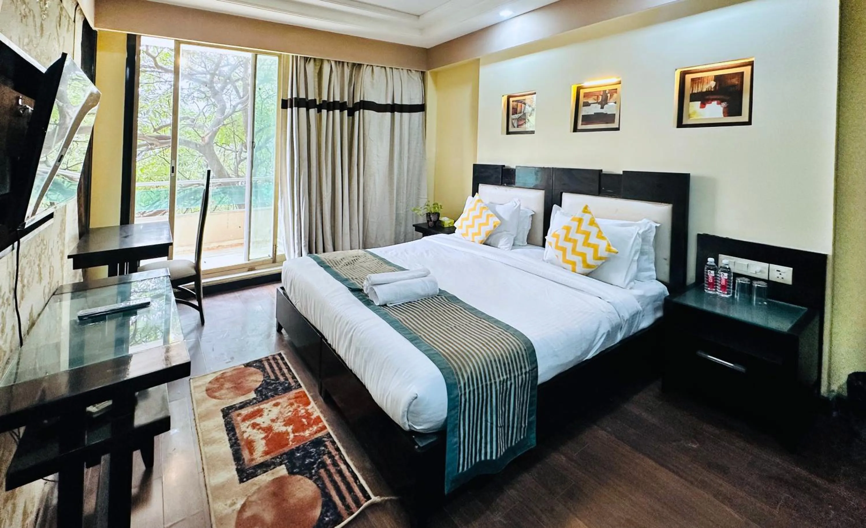 Bedroom, Bed in Posh Suites - Golf Course Road